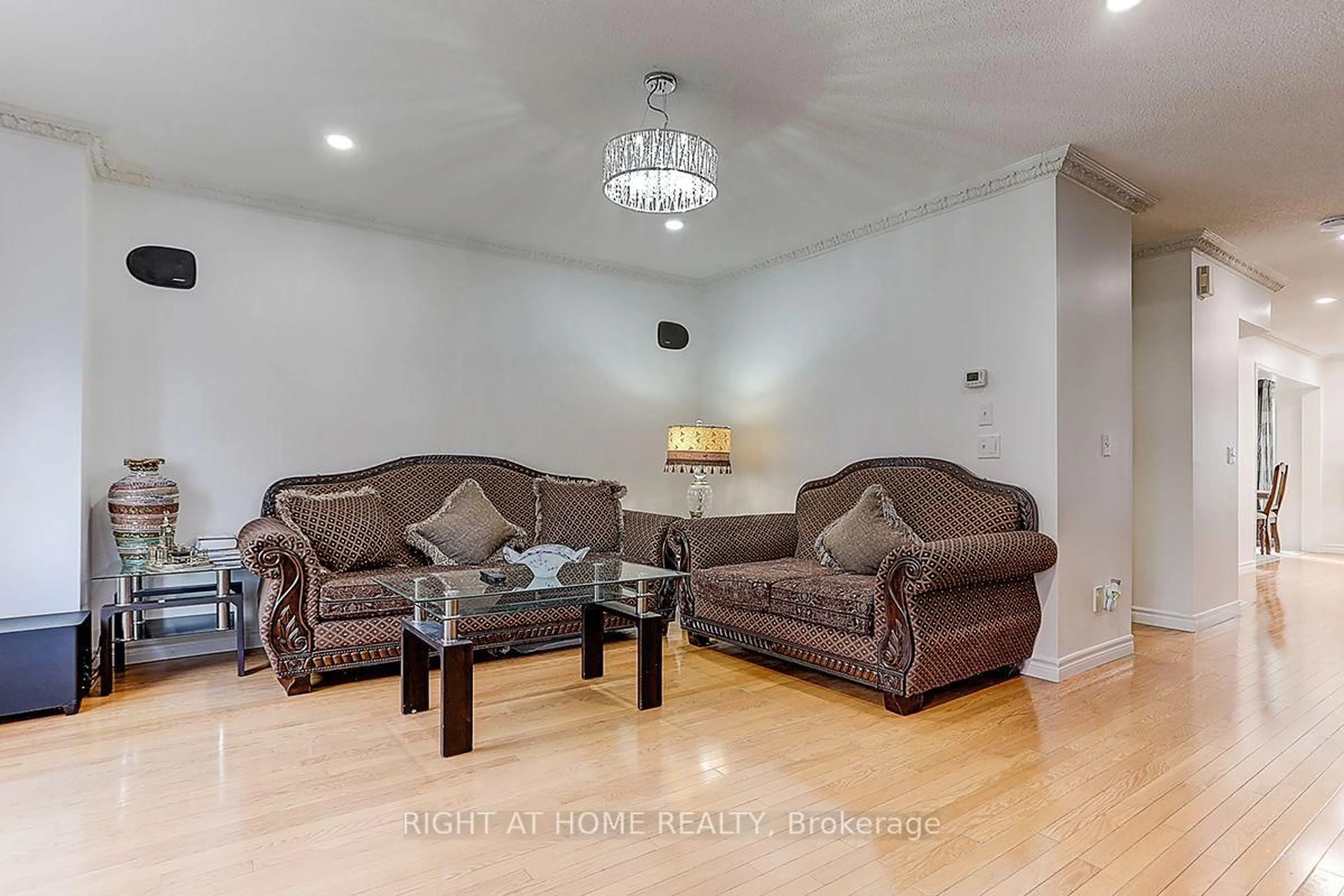 Living room with furniture, wood/laminate floor for 16 Pat Brook Terr, Toronto Ontario M1P 5G6
