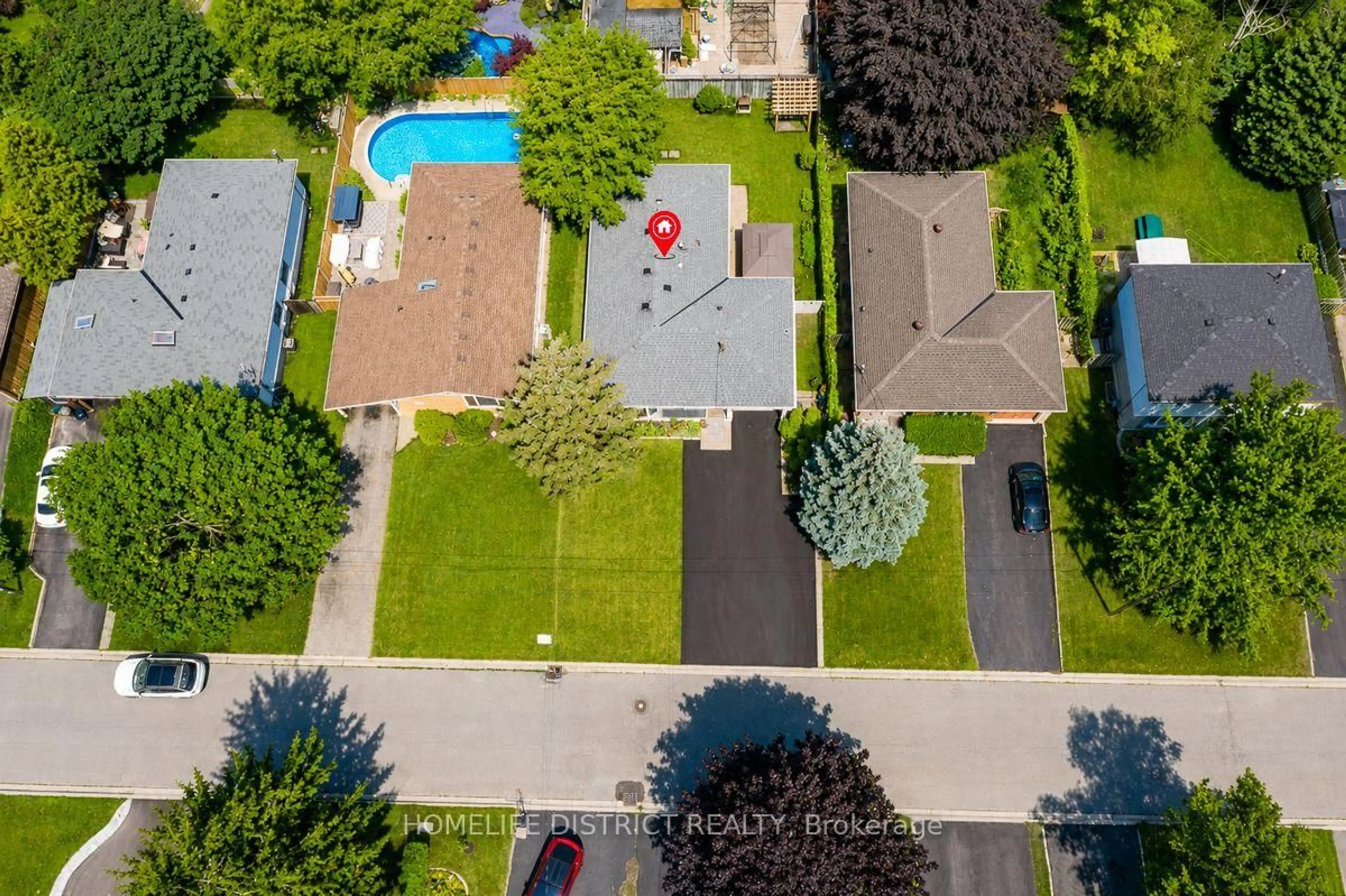 A pic from outside/outdoor area/front of a property/back of a property/a pic from drone, street for 950 Mink St, Pickering Ontario L1W 2G5