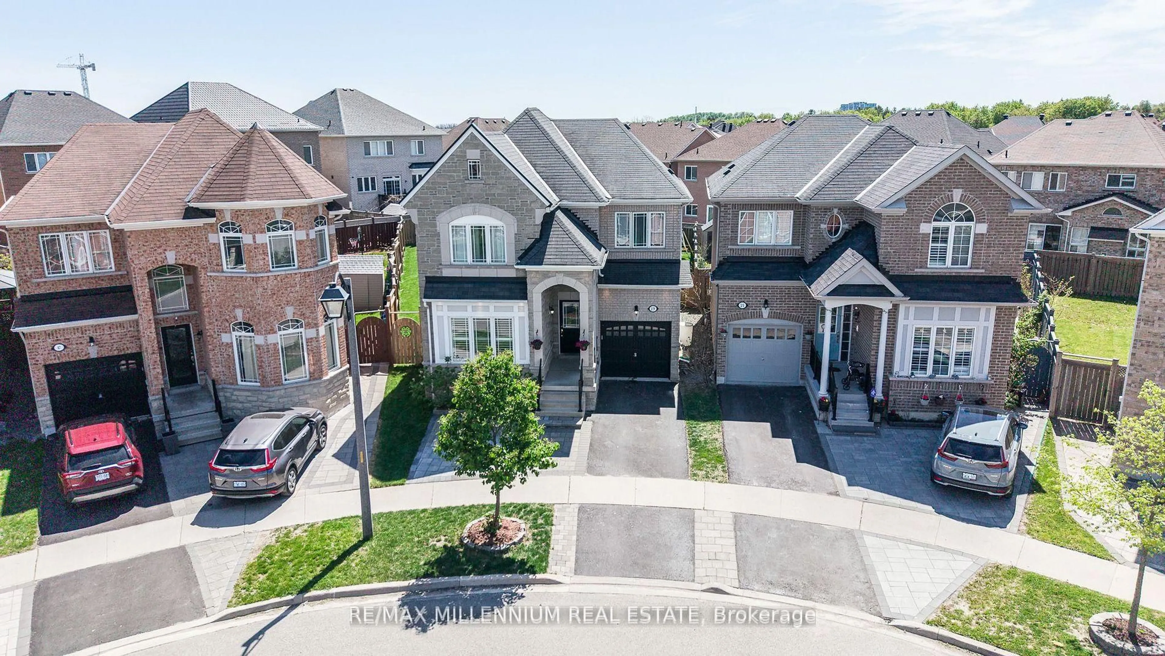 A pic from outside/outdoor area/front of a property/back of a property/a pic from drone, street for 19 Bellotti Cres, Ajax Ontario L1Z 0M2