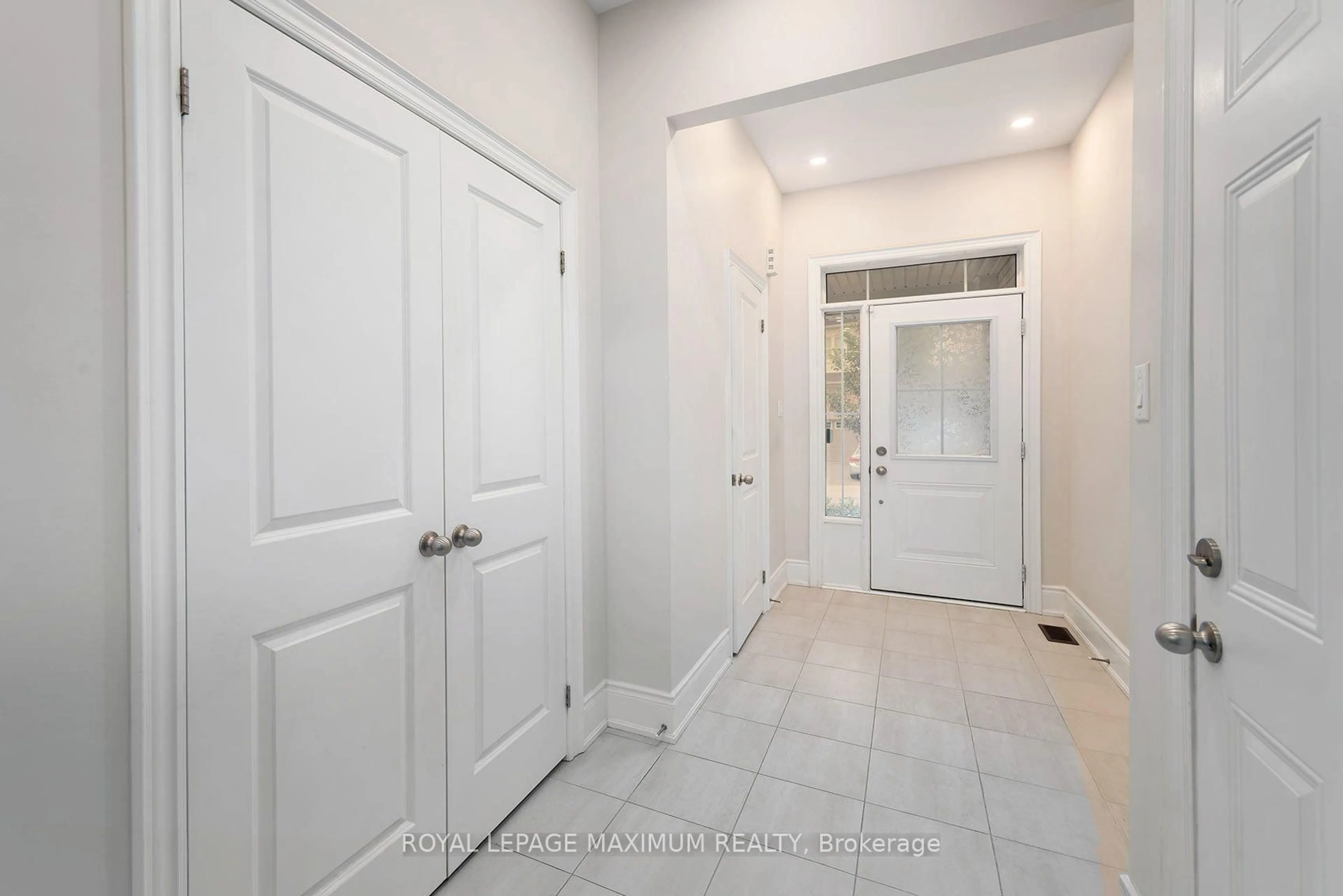 Indoor entryway for 17 Brent Cres, Clarington Ontario L1C 0V9