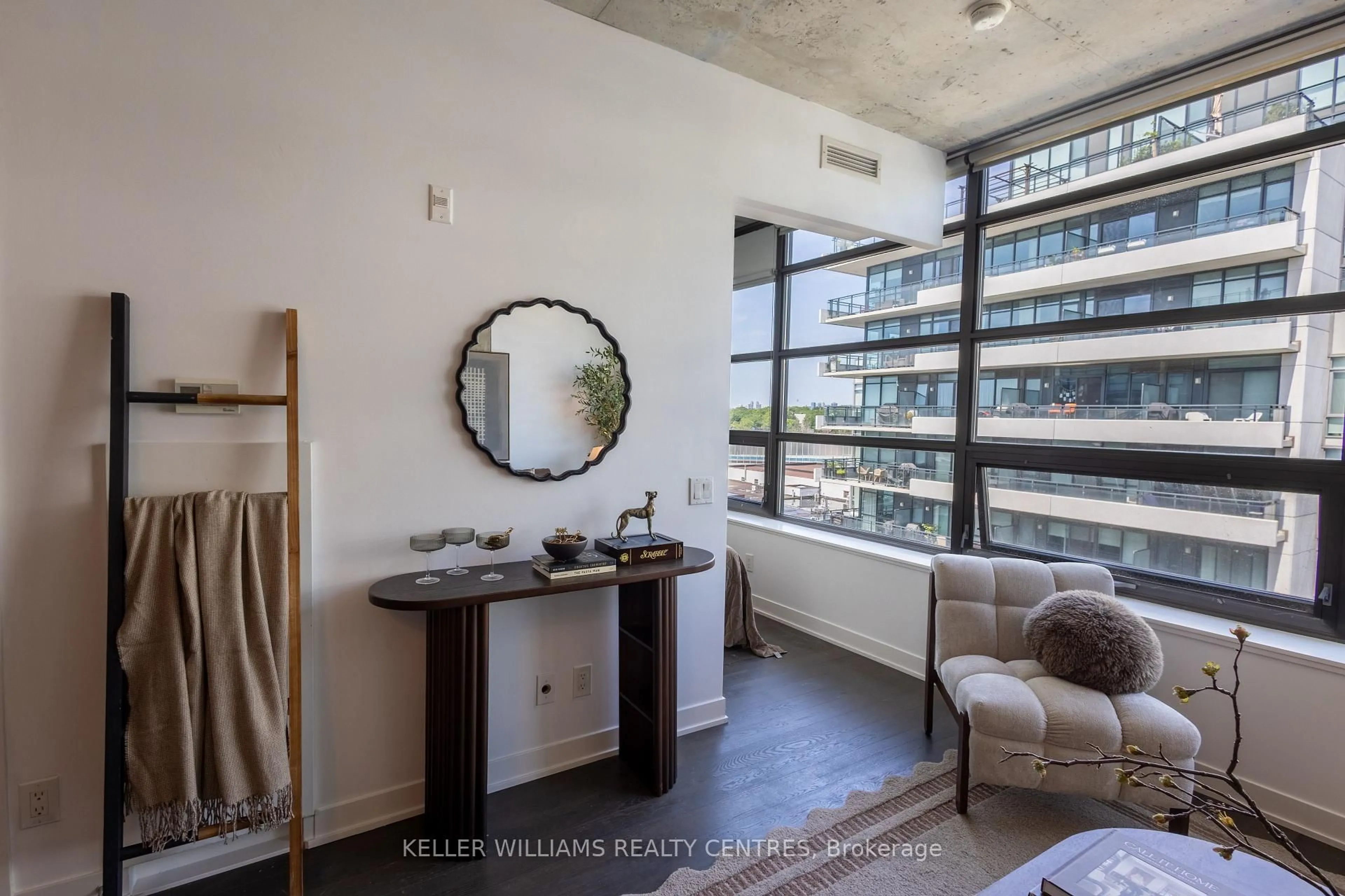 Indoor entryway for 1201 Dundas St #806, Toronto Ontario M4M 1S2