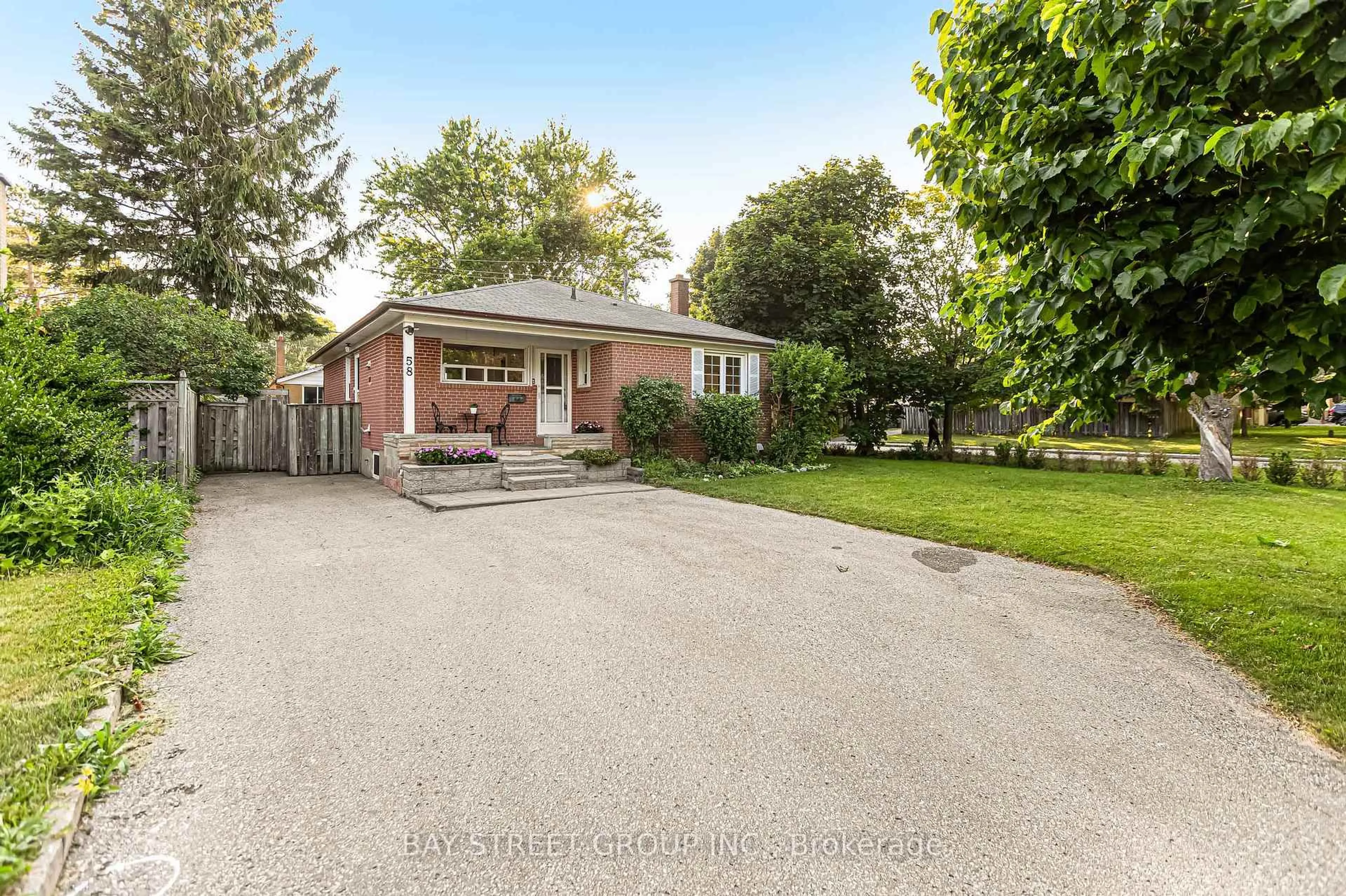 A pic from outside/outdoor area/front of a property/back of a property/a pic from drone, street for 58 Billingsgate Cres, Ajax Ontario L1S 2R9