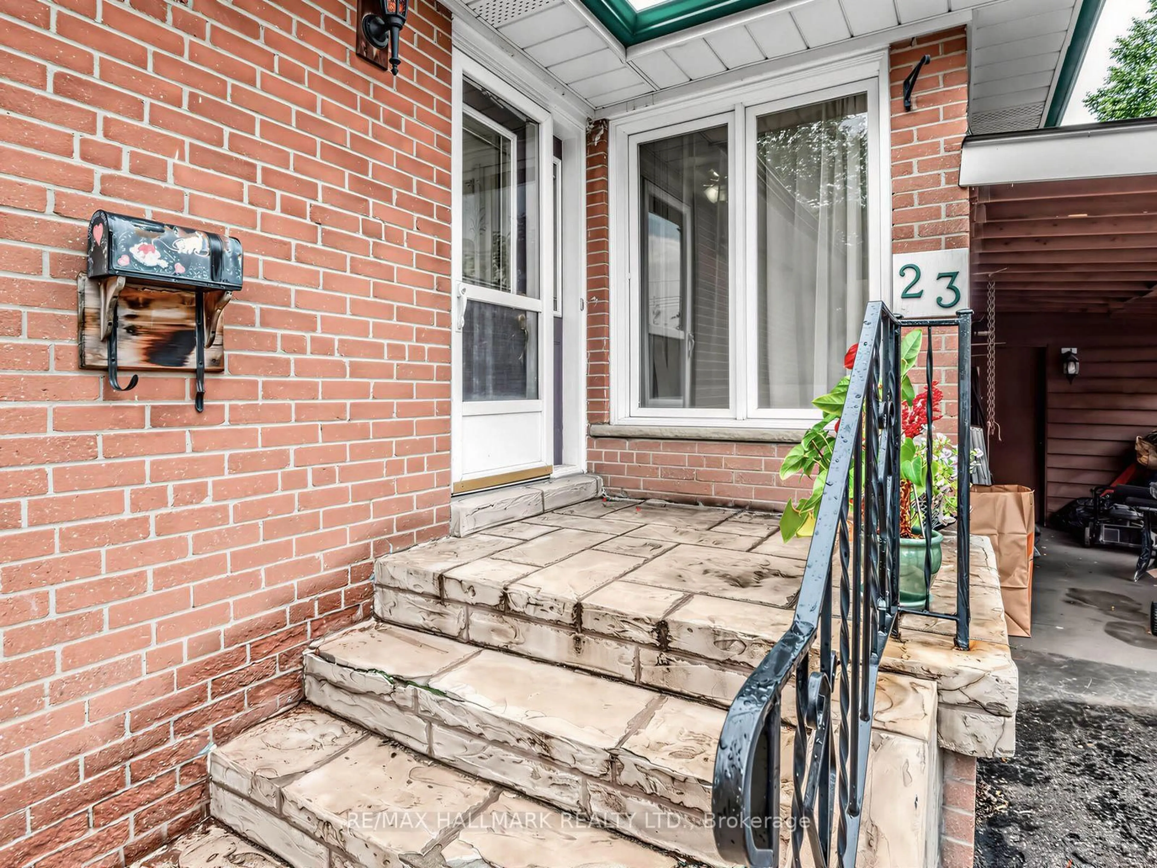 Indoor entryway for 23 Lynnbrook Dr, Toronto Ontario M1H 2M1