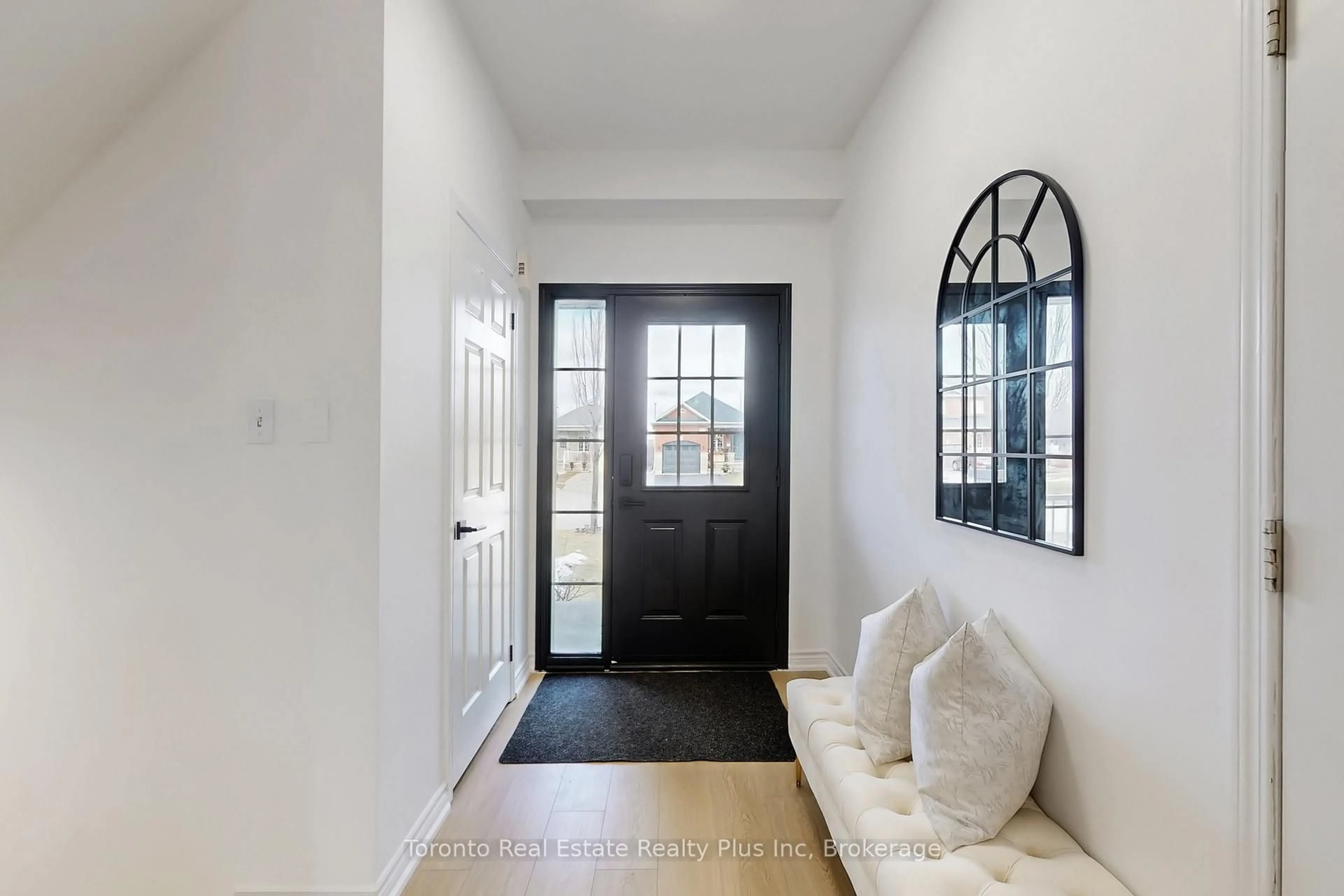 Indoor entryway for 1303 Macinally Crt, Oshawa Ontario L1K 0B6