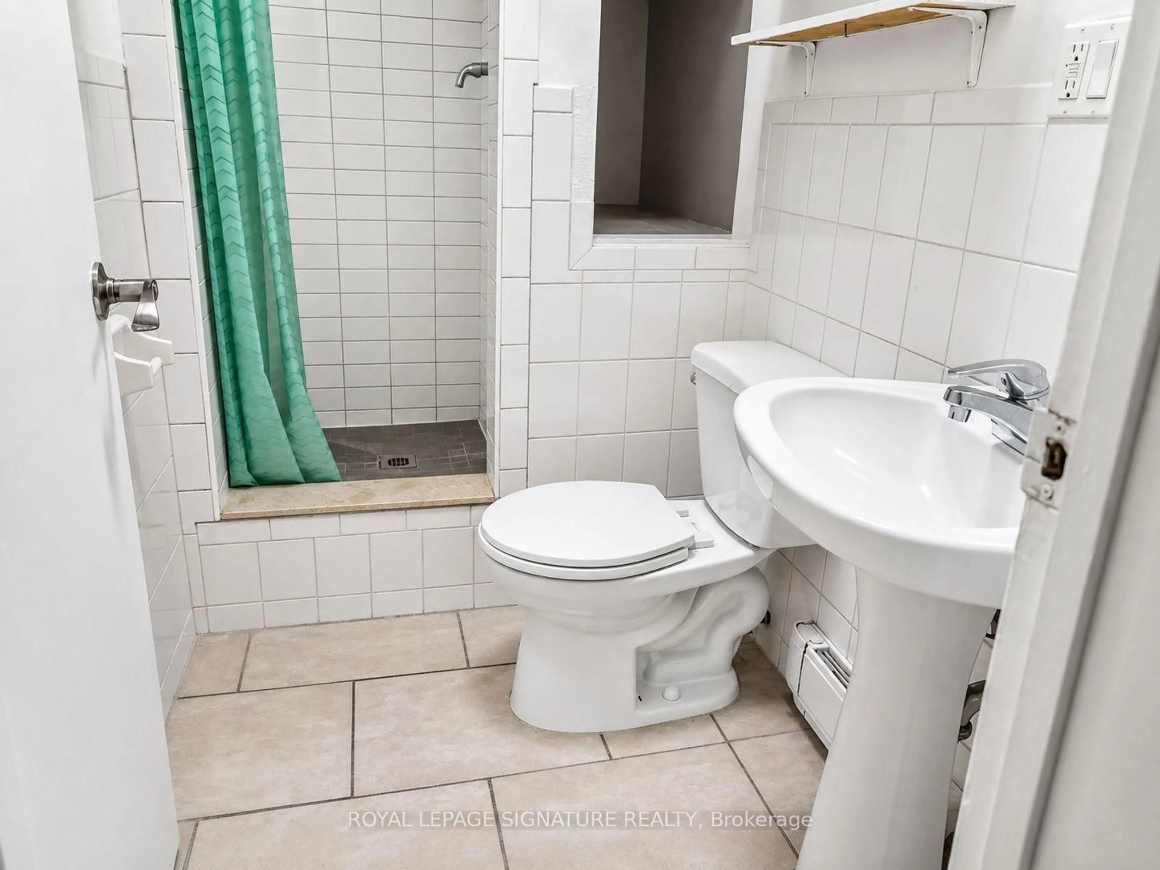 Standard bathroom, ceramic/tile floor for 916 Woodbine Ave, Toronto Ontario M4C 4B7