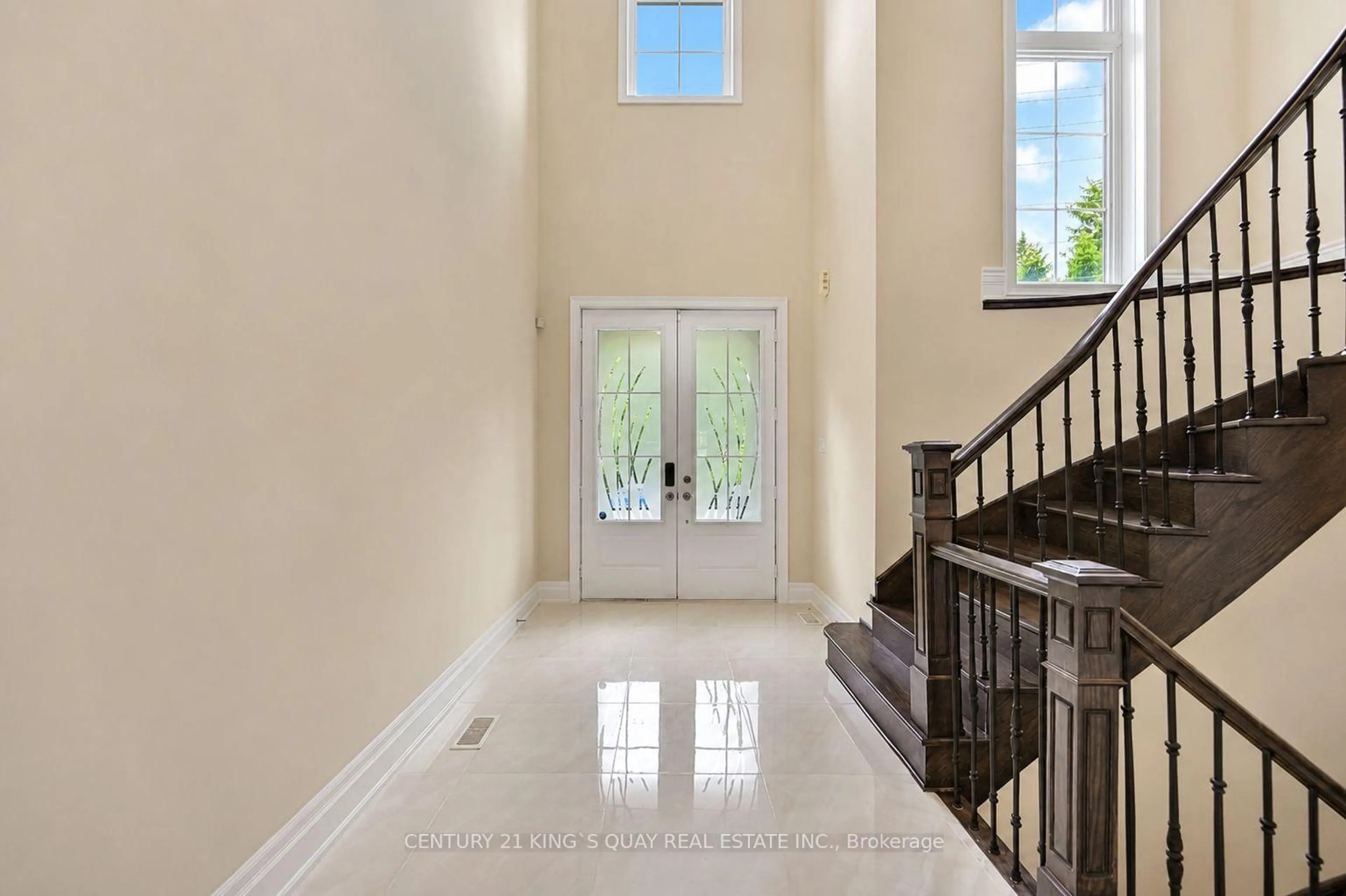 Indoor foyer for 1917 Fairport Rd, Pickering Ontario L1V 1T5