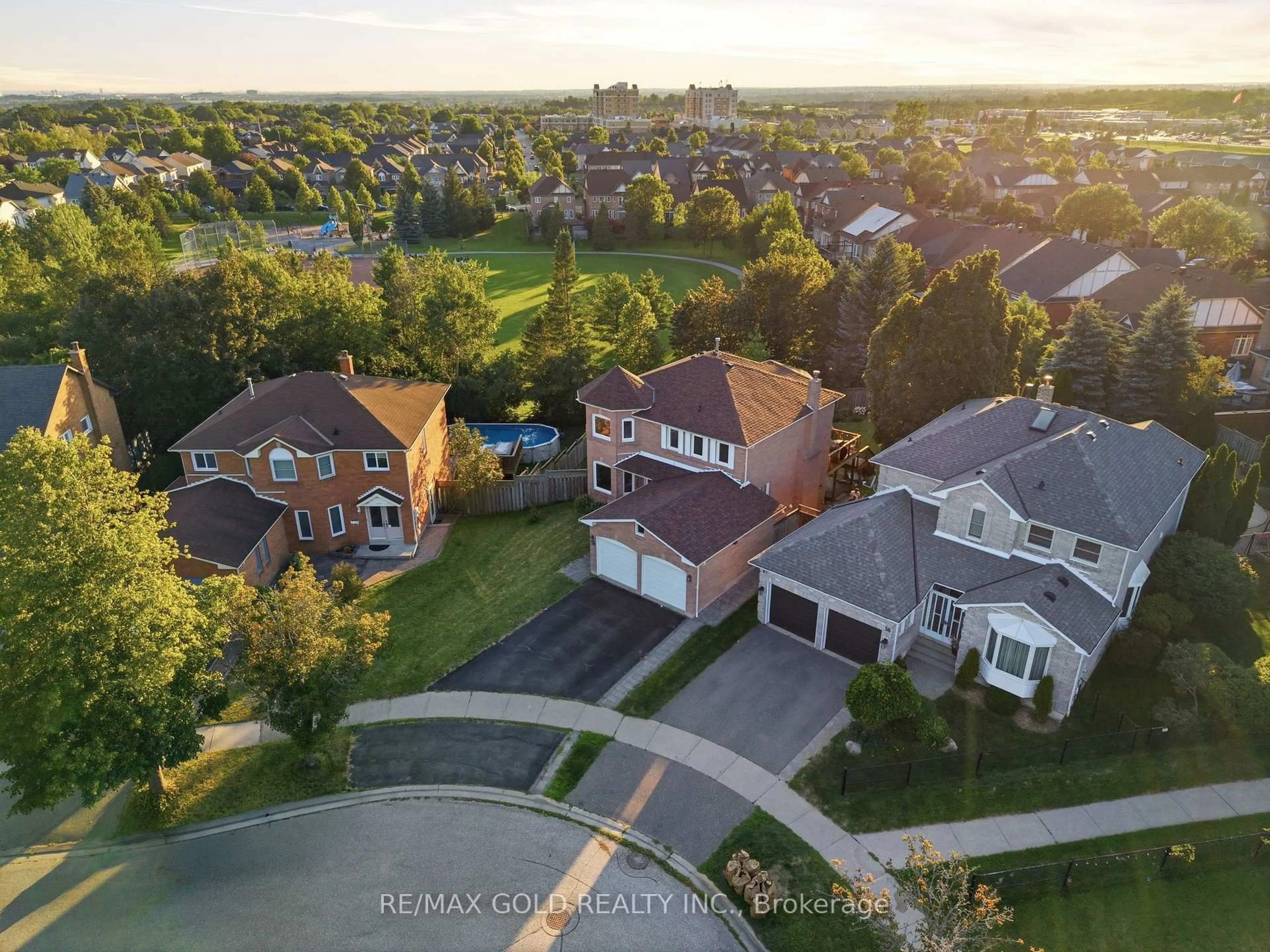 A pic from outside/outdoor area/front of a property/back of a property/a pic from drone, street for 38 Silverbirch Pl, Whitby Ontario L1R 1X6