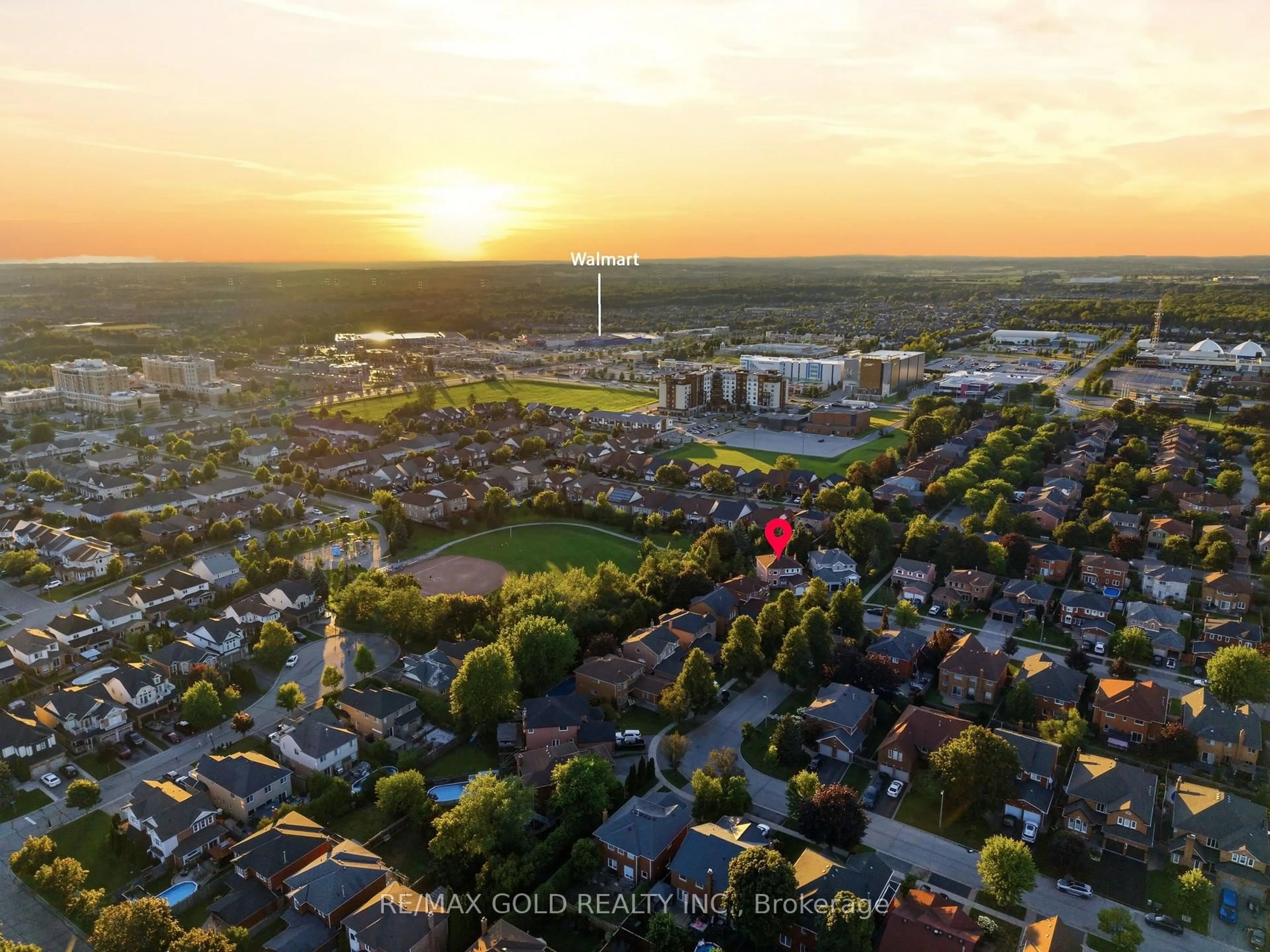 A pic from outside/outdoor area/front of a property/back of a property/a pic from drone, unknown for 38 Silverbirch Pl, Whitby Ontario L1R 1X6