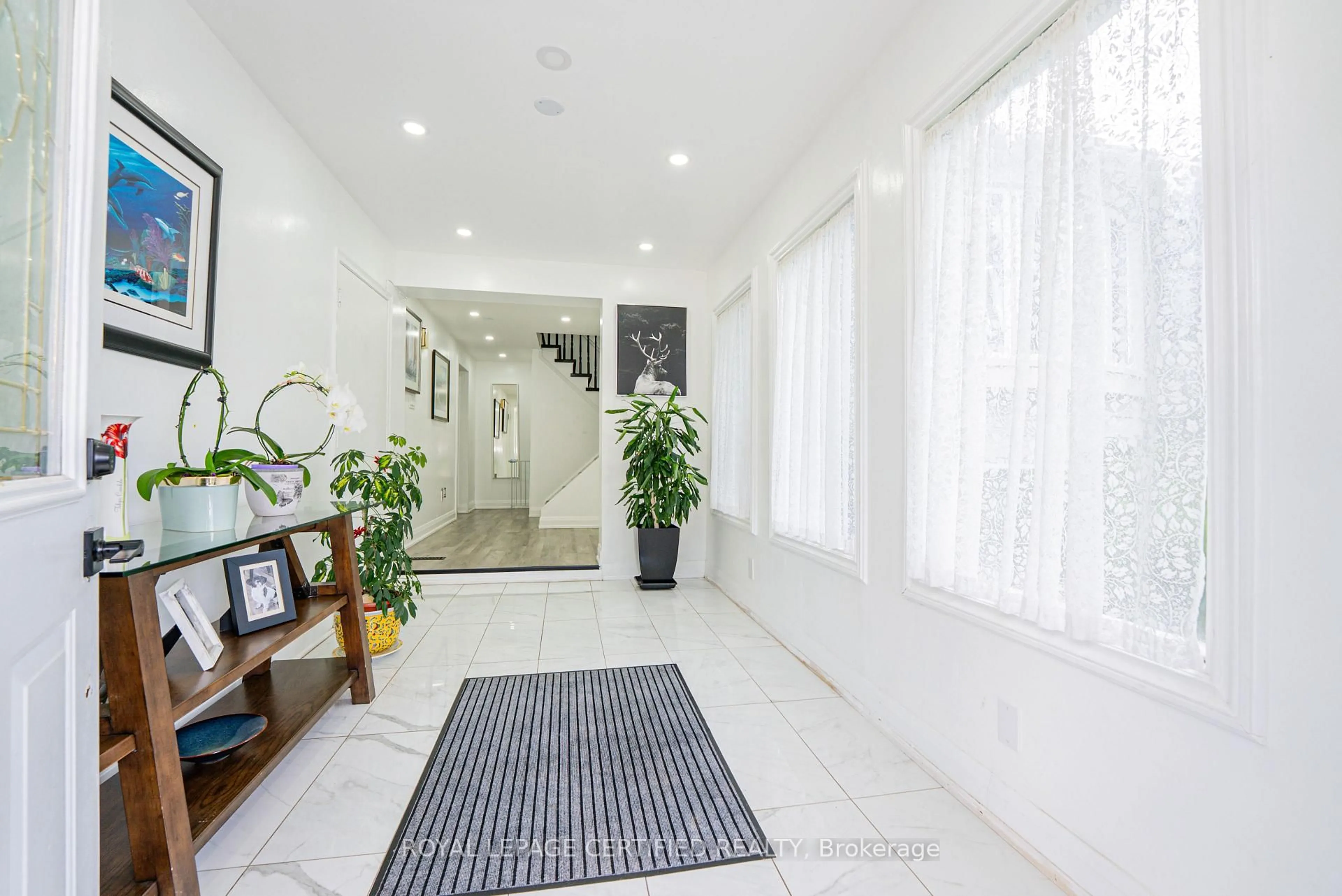 Indoor foyer for 48 Highcastle Rd, Toronto Ontario M1E 4N1