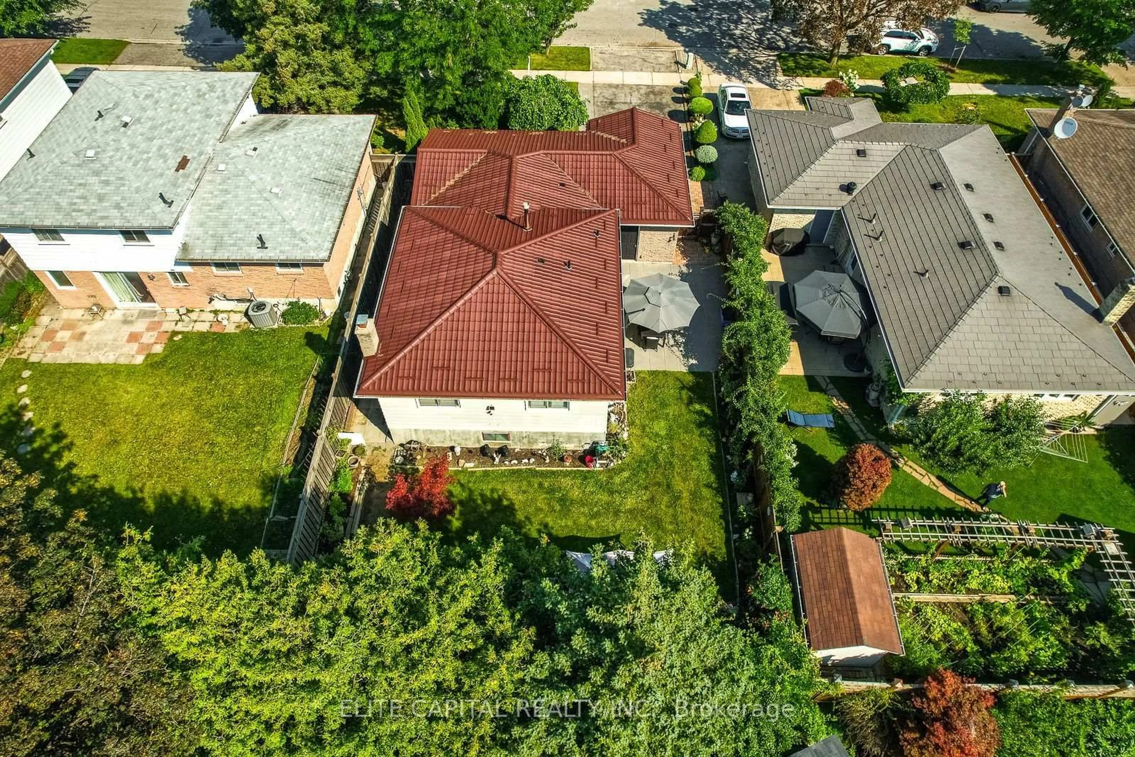 A pic from outside/outdoor area/front of a property/back of a property/a pic from drone, street for 27 Staley Terr, Toronto Ontario M1W 2E6
