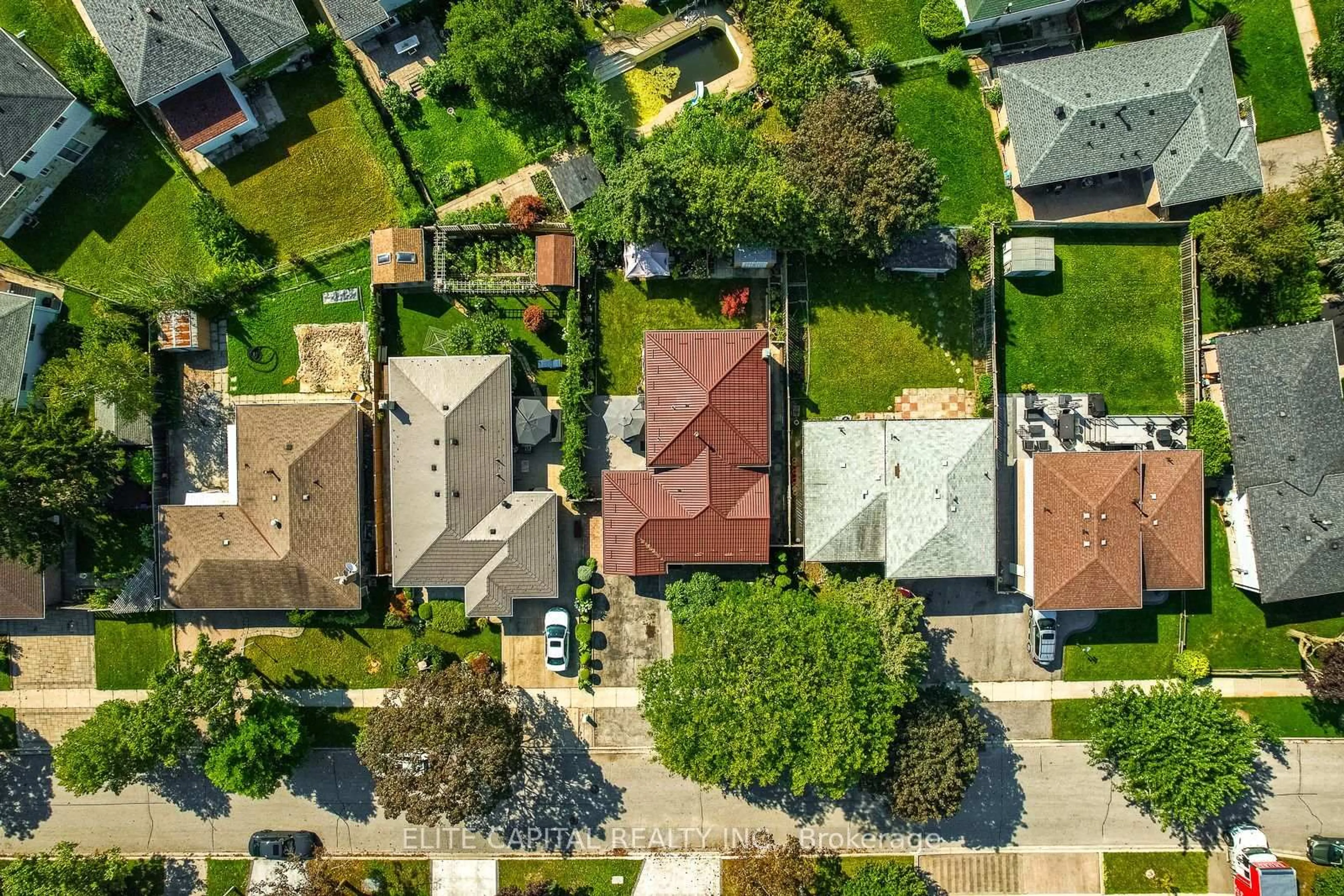 A pic from outside/outdoor area/front of a property/back of a property/a pic from drone, street for 27 Staley Terr, Toronto Ontario M1W 2E6