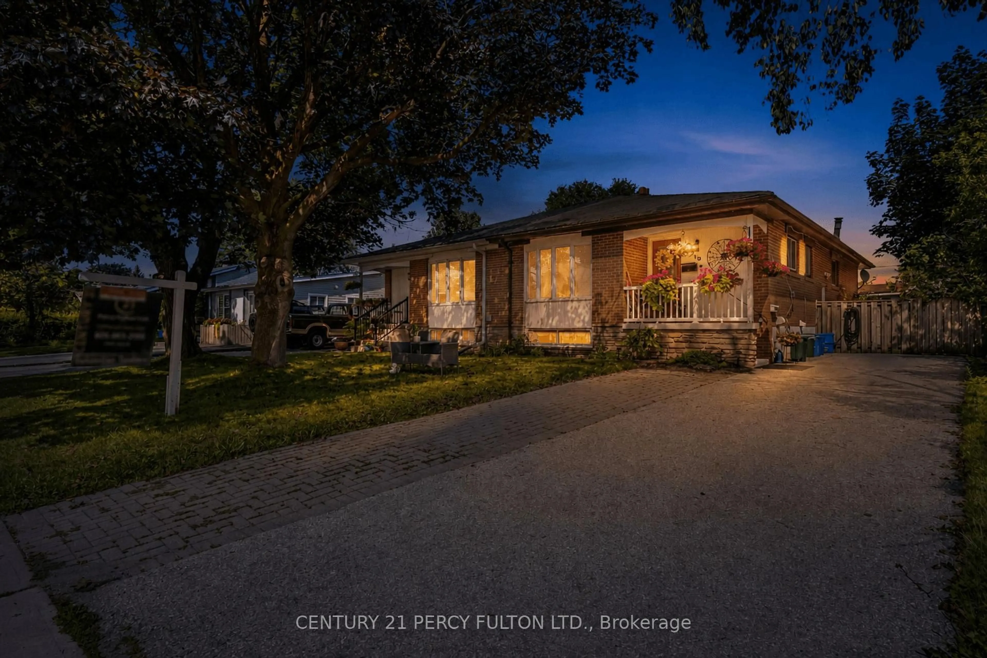 A pic from outside/outdoor area/front of a property/back of a property/a pic from drone, street for 719 Balaton Ave, Pickering Ontario L1W 1W3