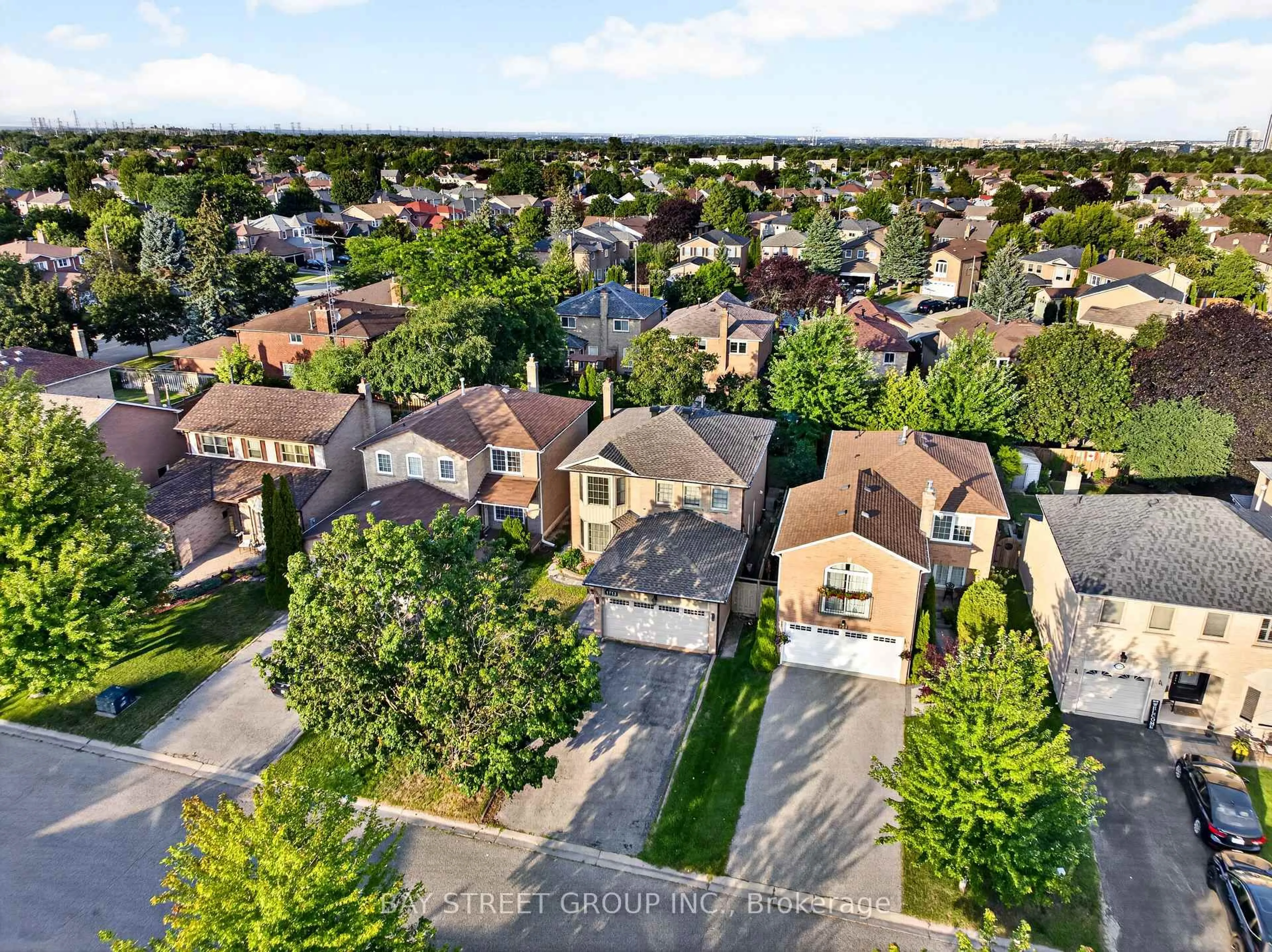 A pic from outside/outdoor area/front of a property/back of a property/a pic from drone, street for 1713 Kirkwood Lane, Pickering Ontario L1V 4W8
