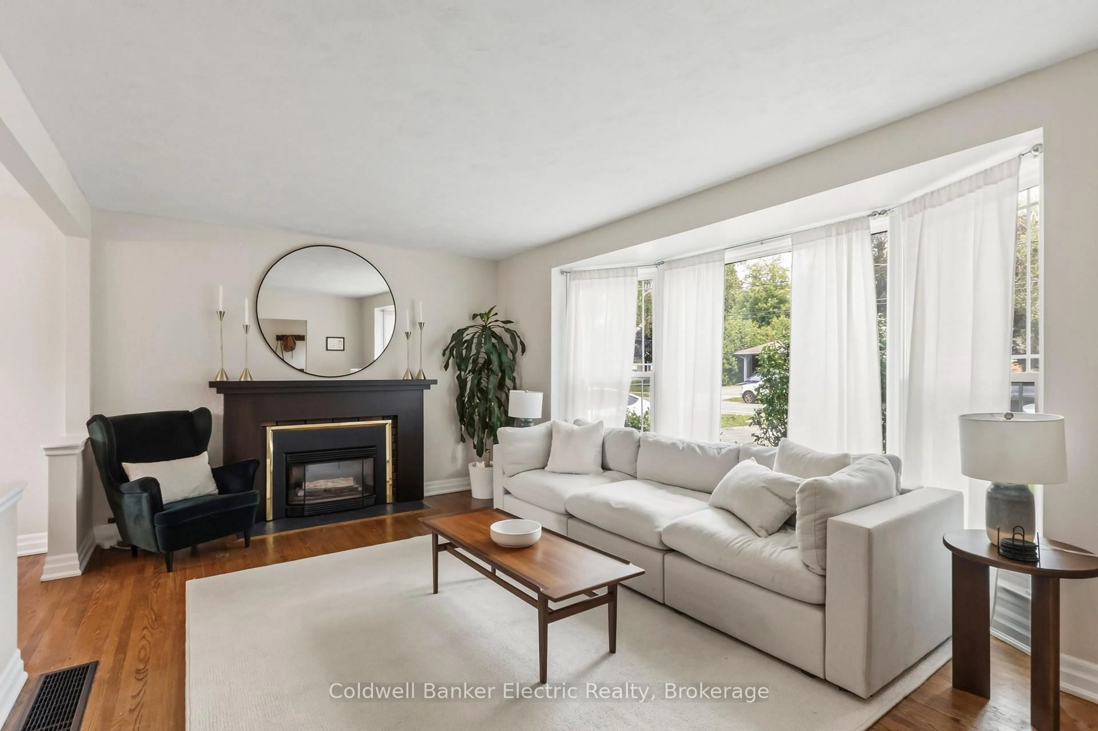 Living room with furniture, unknown for 326 Cochrane St, Whitby Ontario L1N 5J3