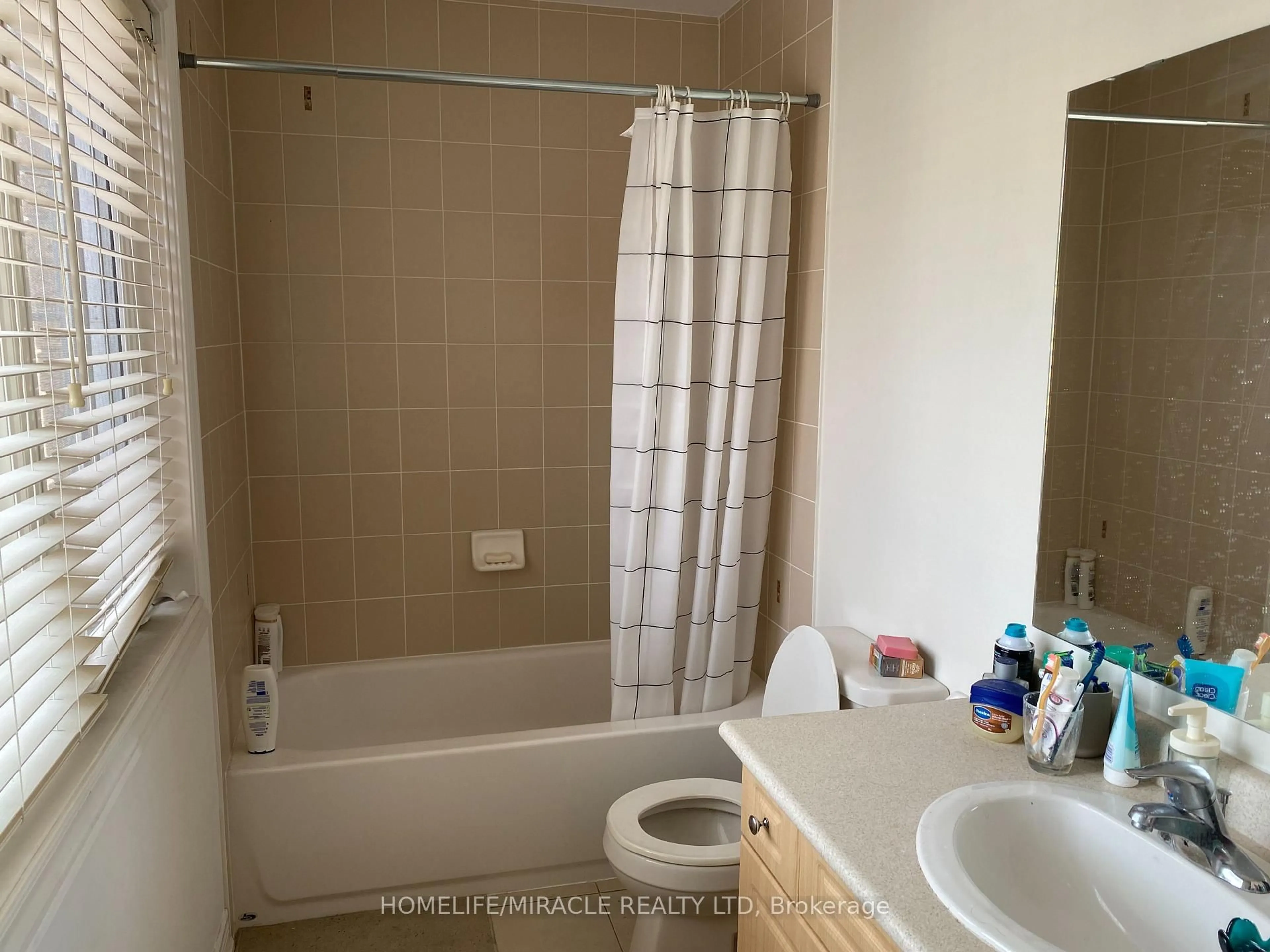 Standard bathroom, ceramic/tile floor for 13 Vasto Lane, Toronto Ontario M1M 0C6