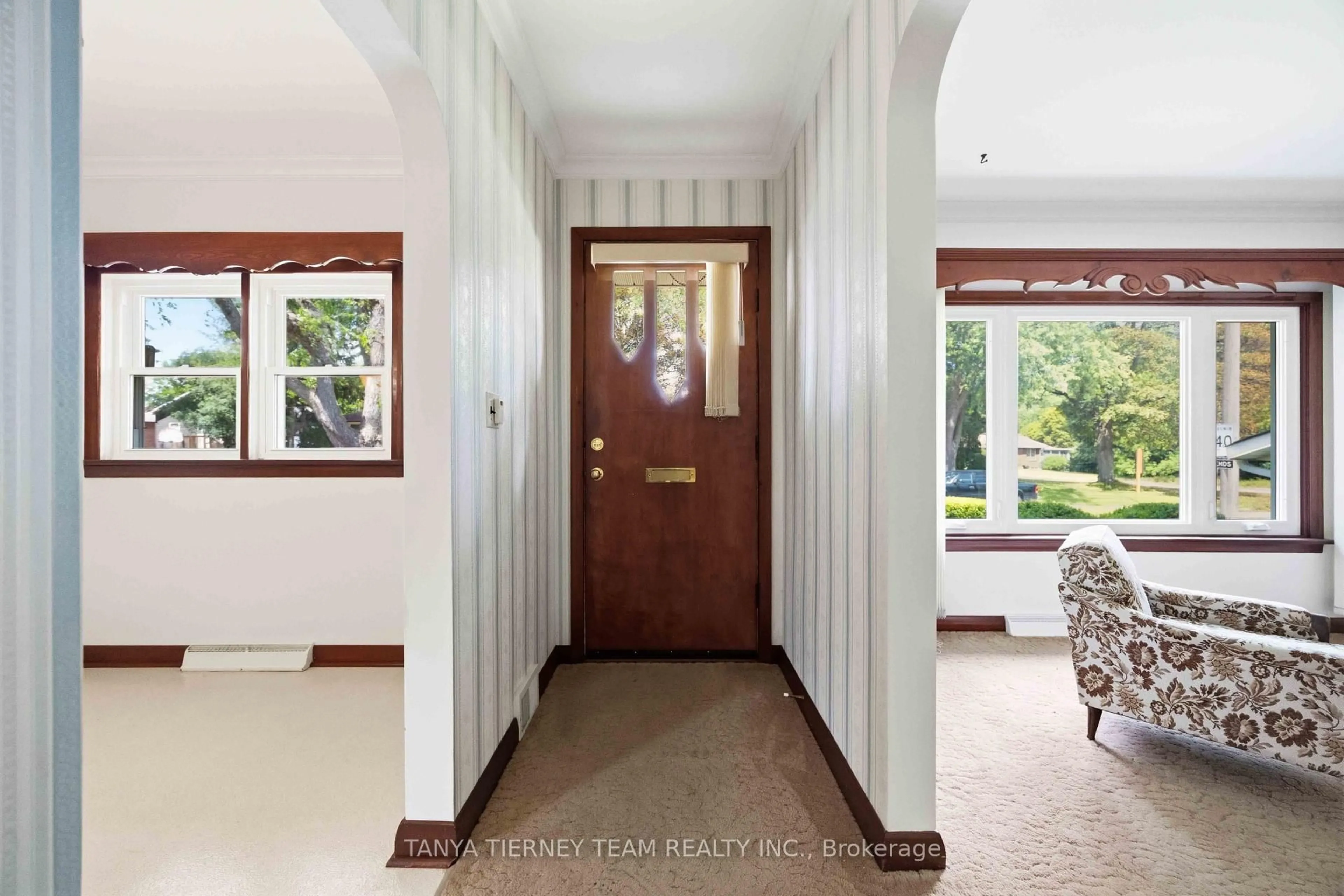 Indoor entryway for 285 Muriel Ave, Oshawa Ontario L1J 2W8