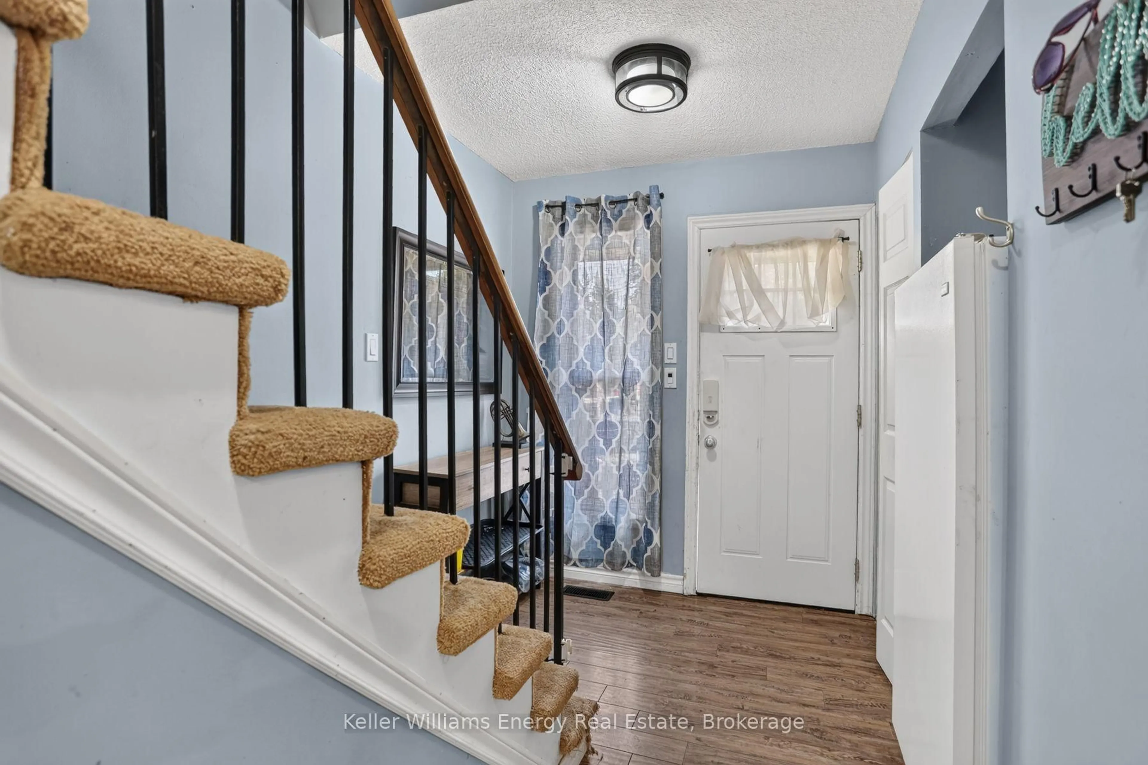 Indoor entryway for 567 Cobblehill Dr, Oshawa Ontario L1K 1Y6