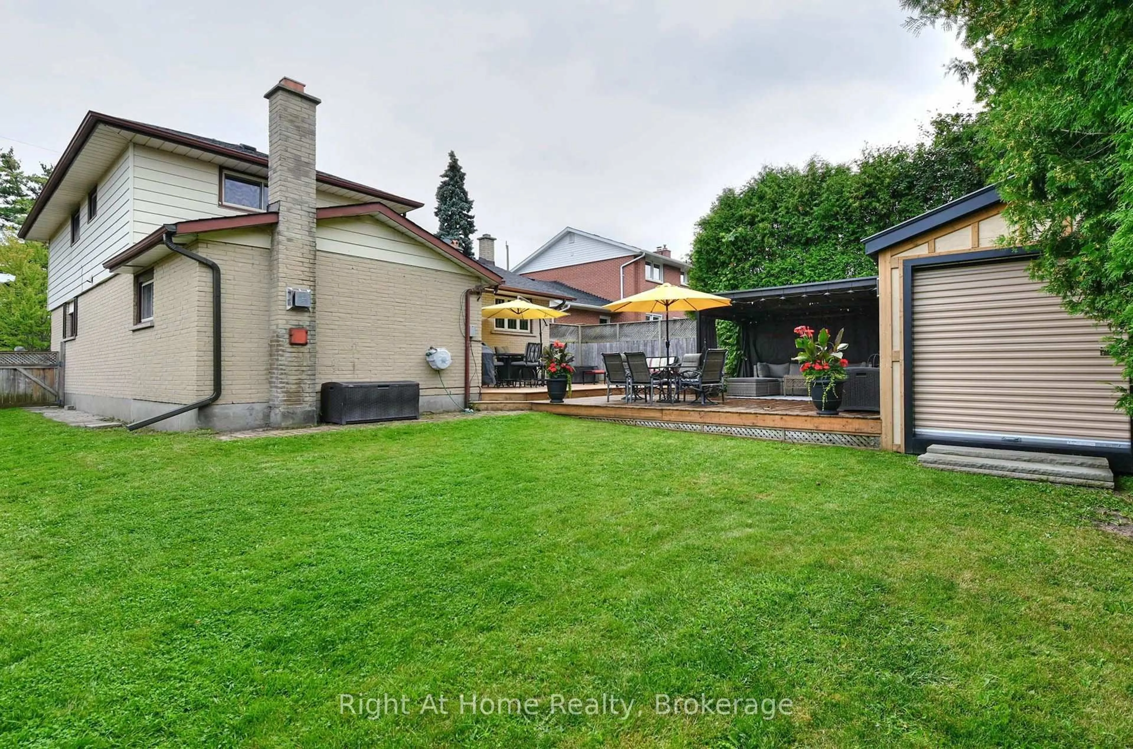 Patio, street for 188 Hillsdale Ave, Oshawa Ontario L1G 2P7