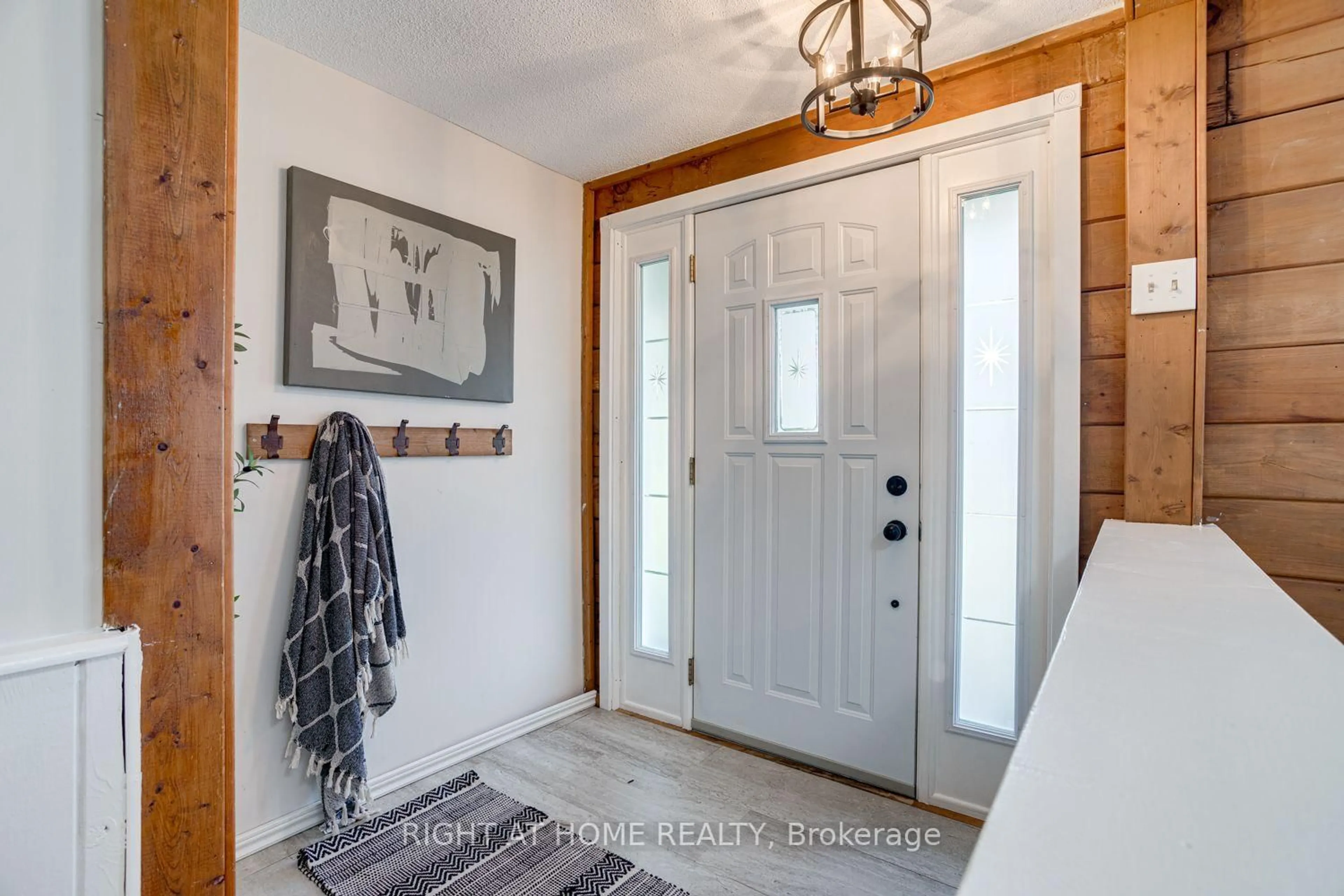 Indoor entryway for 14455 Old Simcoe Rd, Scugog Ontario L9L 1C3