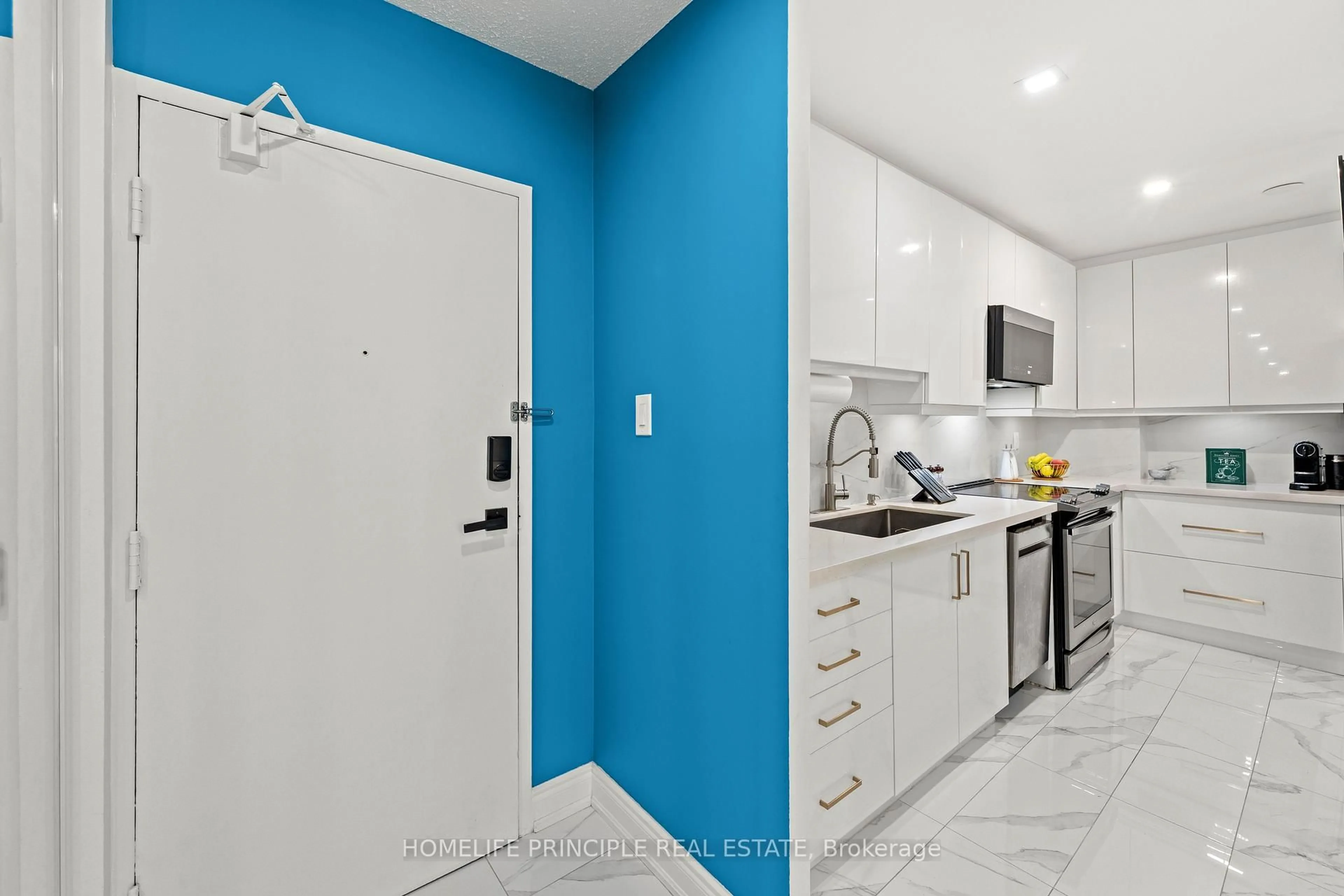 Standard kitchen, unknown for 100 Mornelle Crt #1059, Toronto Ontario M1E 4X2