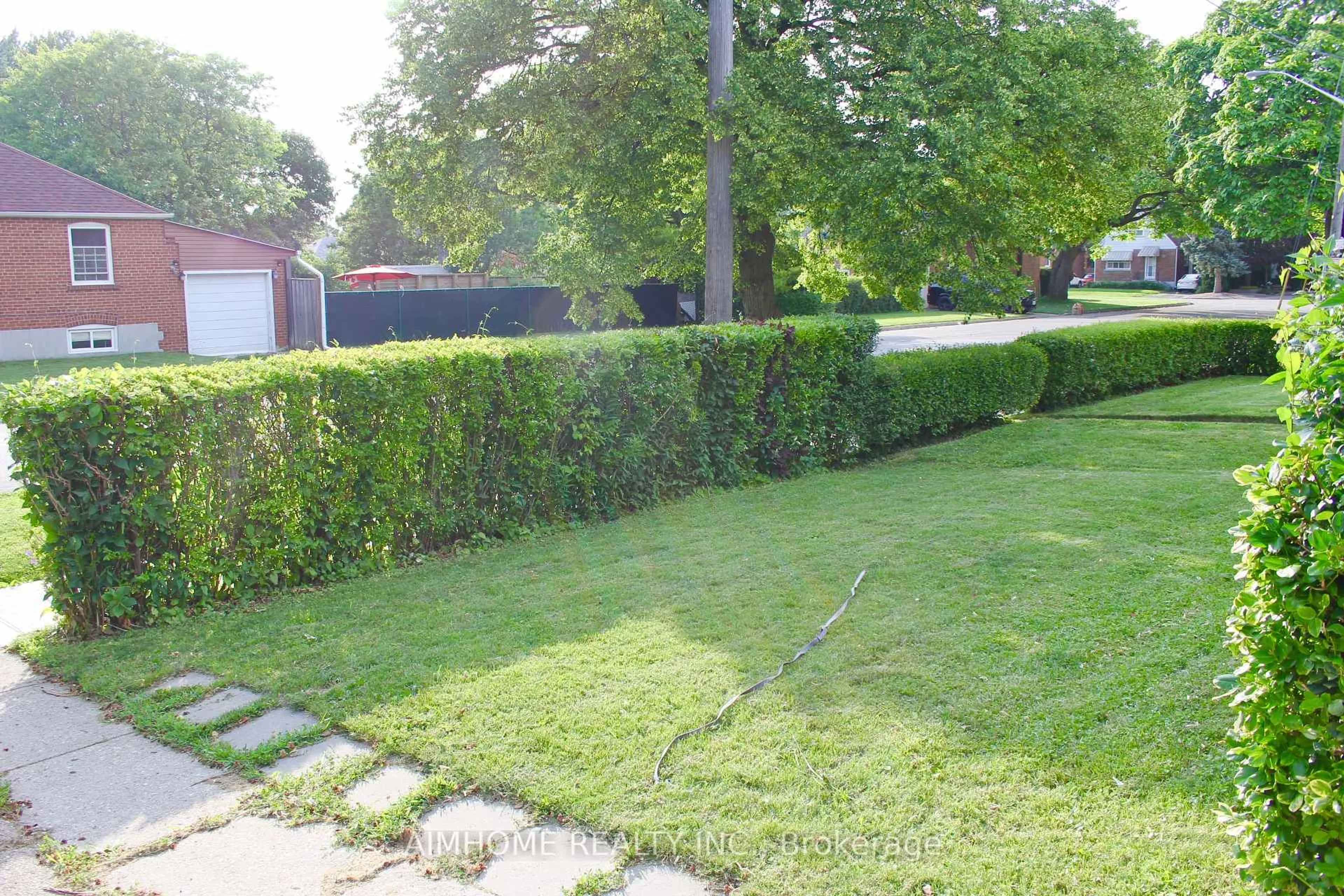 A pic from outside/outdoor area/front of a property/back of a property/a pic from drone, street for 31 Camilla Cres, Toronto Ontario M1L 1Y9