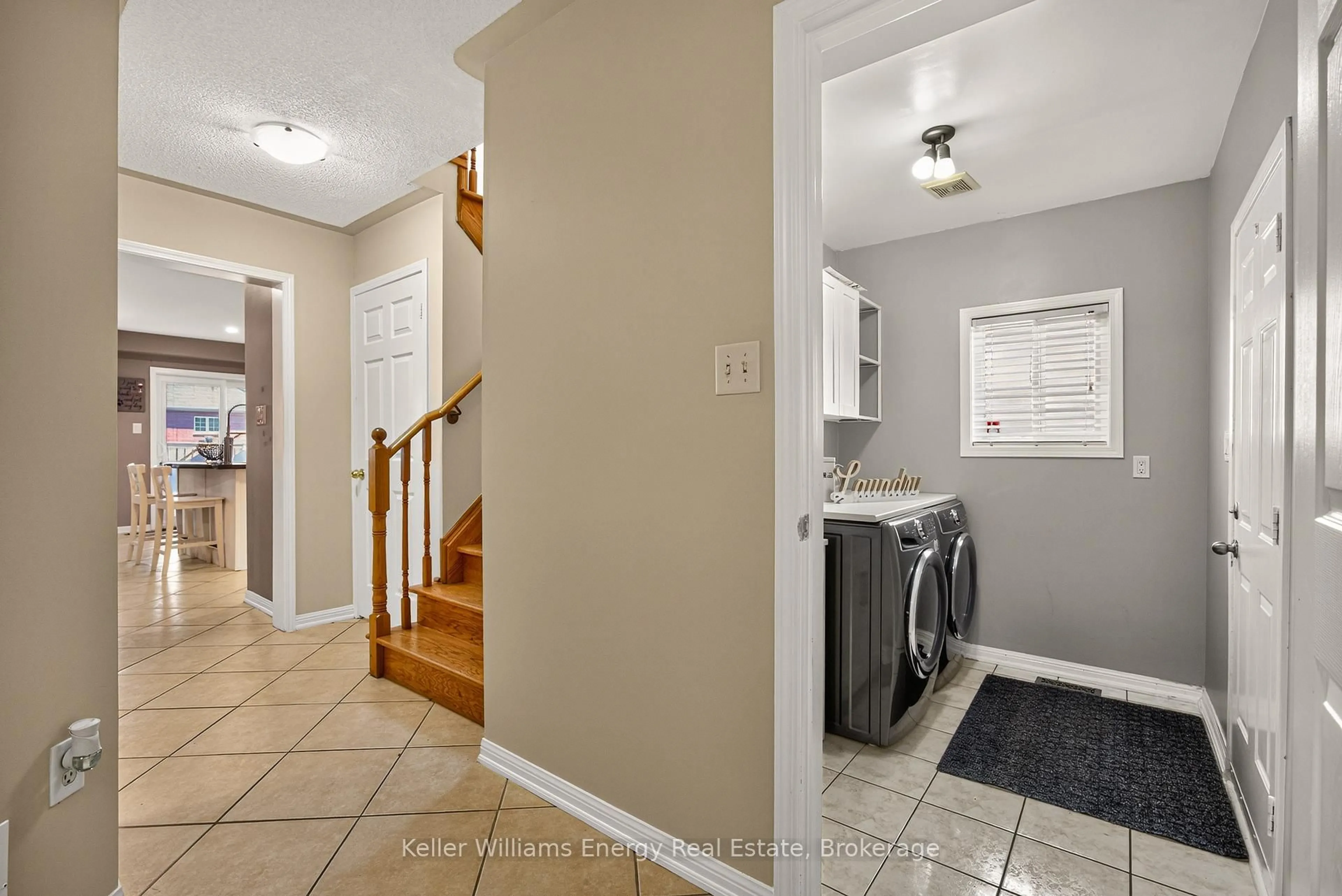 Indoor entryway for 4 Holman Crt, Whitby Ontario L1P 1W9