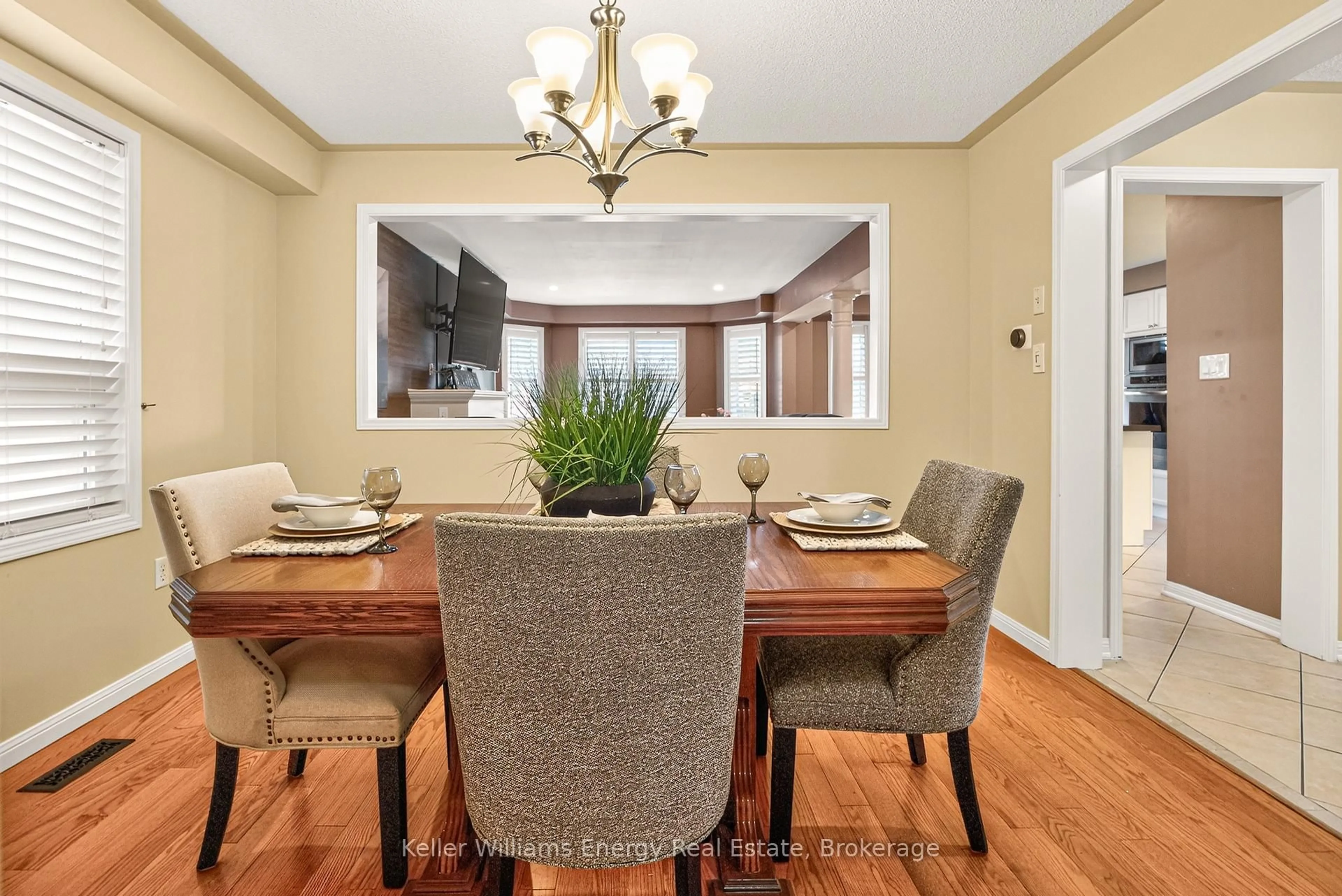 Dining room, wood/laminate floor for 4 Holman Crt, Whitby Ontario L1P 1W9