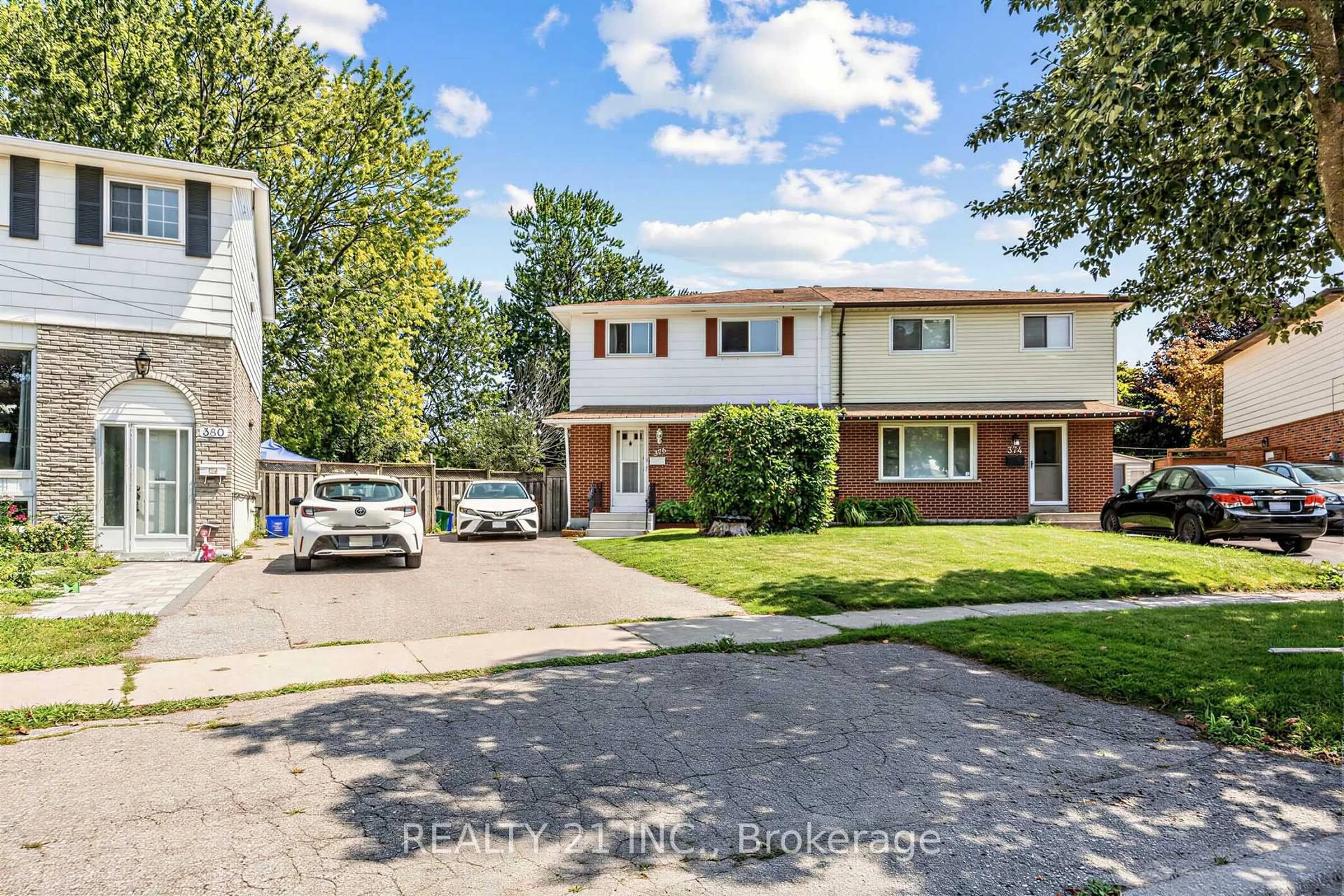 A pic from outside/outdoor area/front of a property/back of a property/a pic from drone, street for 376 Vancouver Cres, Oshawa Ontario L1J 5X9