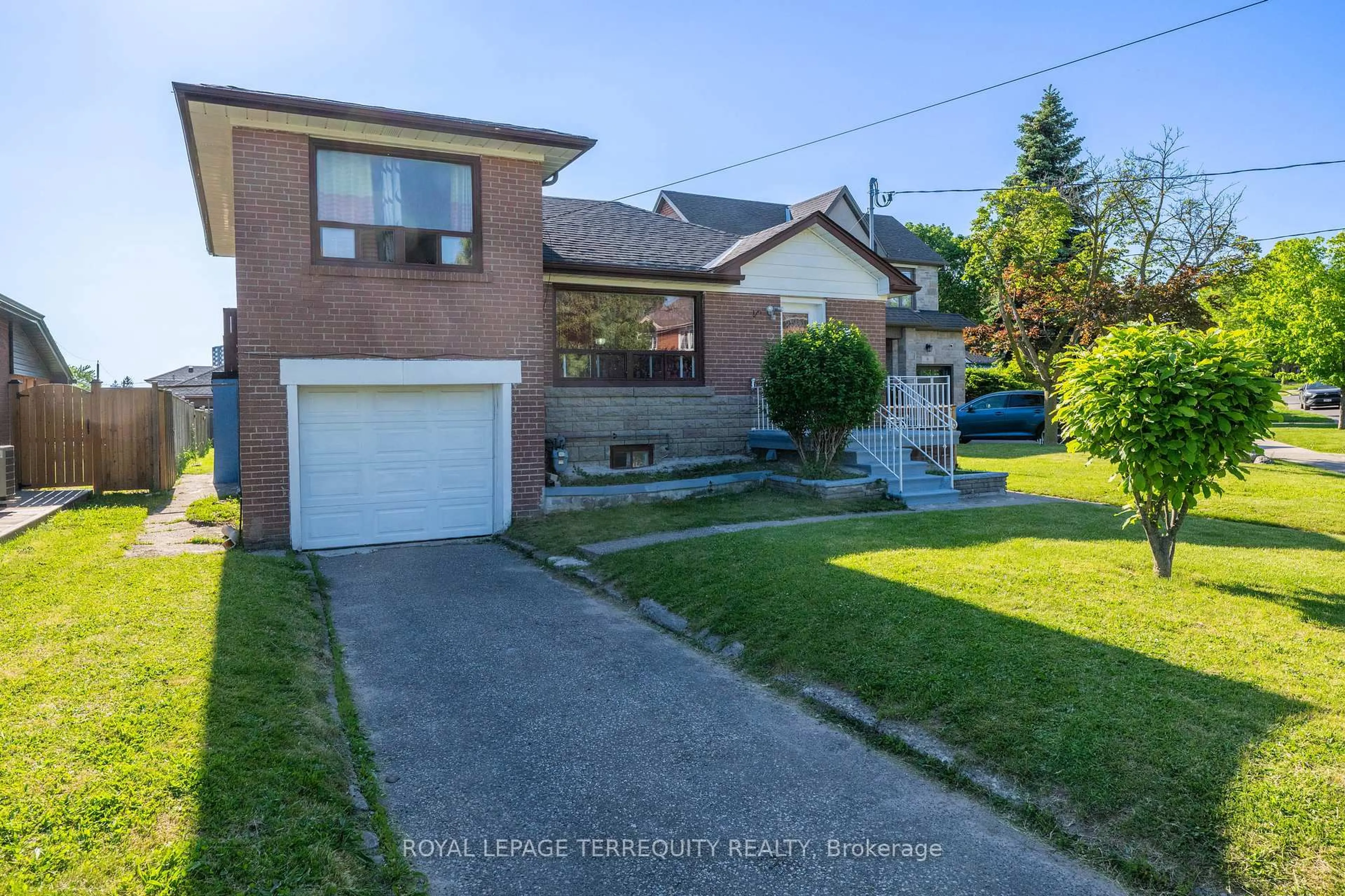 A pic from outside/outdoor area/front of a property/back of a property/a pic from drone, street for 4 Harris Park Dr, Toronto Ontario M1L 2Z9