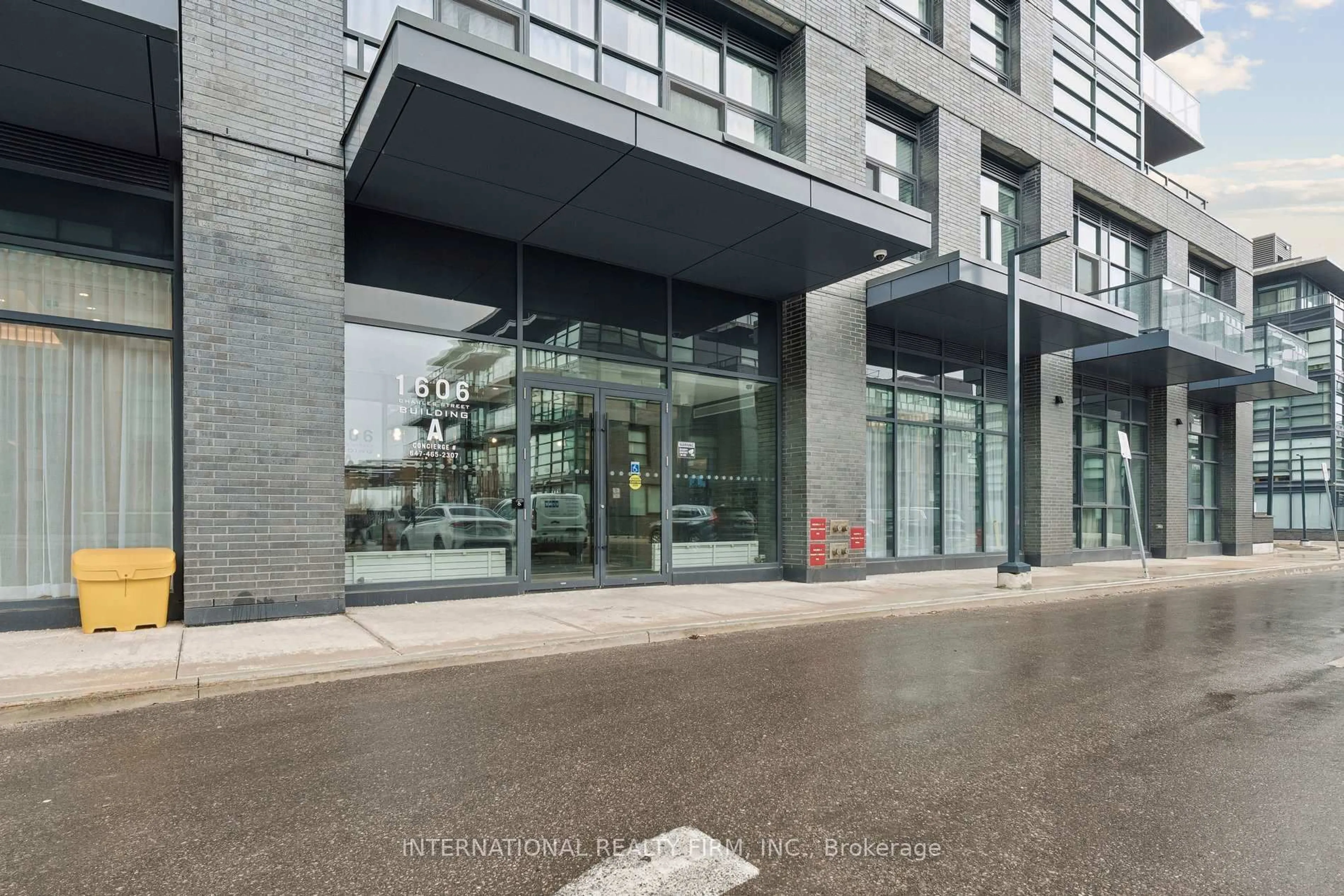 Indoor foyer for 1606 Charles St #1701, Whitby Ontario L1N 0P1