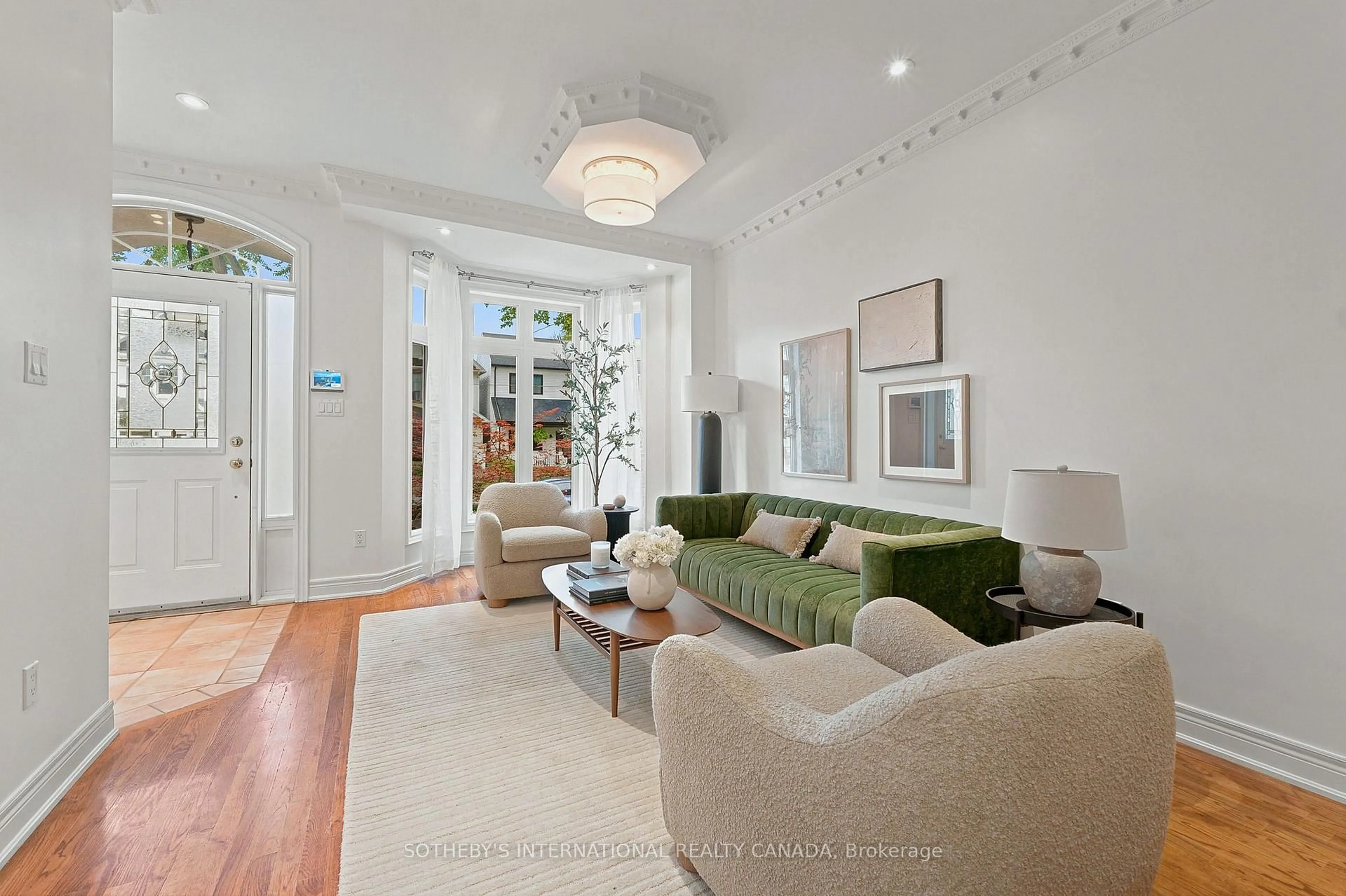 Living room with furniture, unknown for 93 Eaton Ave, Toronto Ontario M4J 2Z4