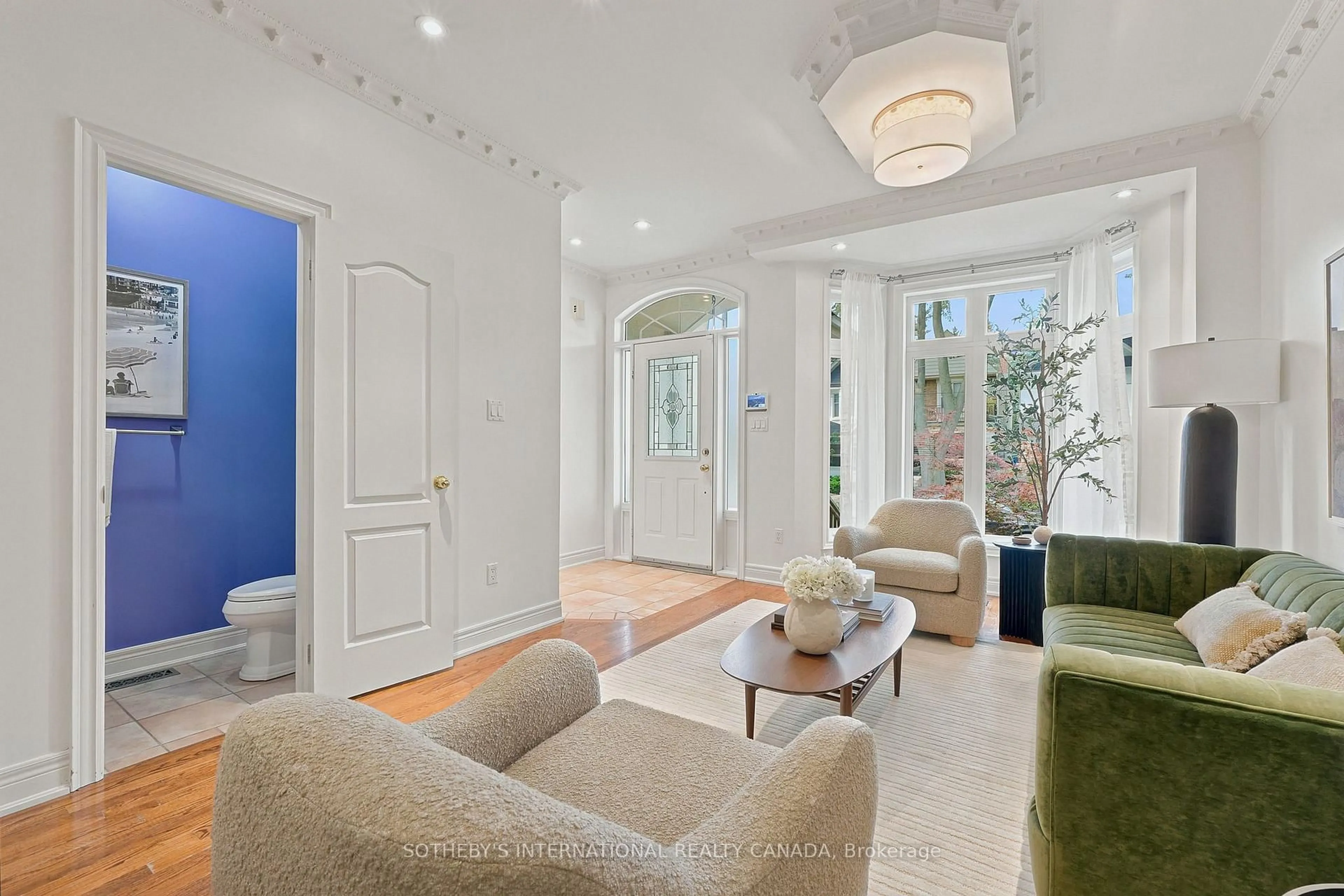 Indoor foyer for 93 Eaton Ave, Toronto Ontario M4J 2Z4