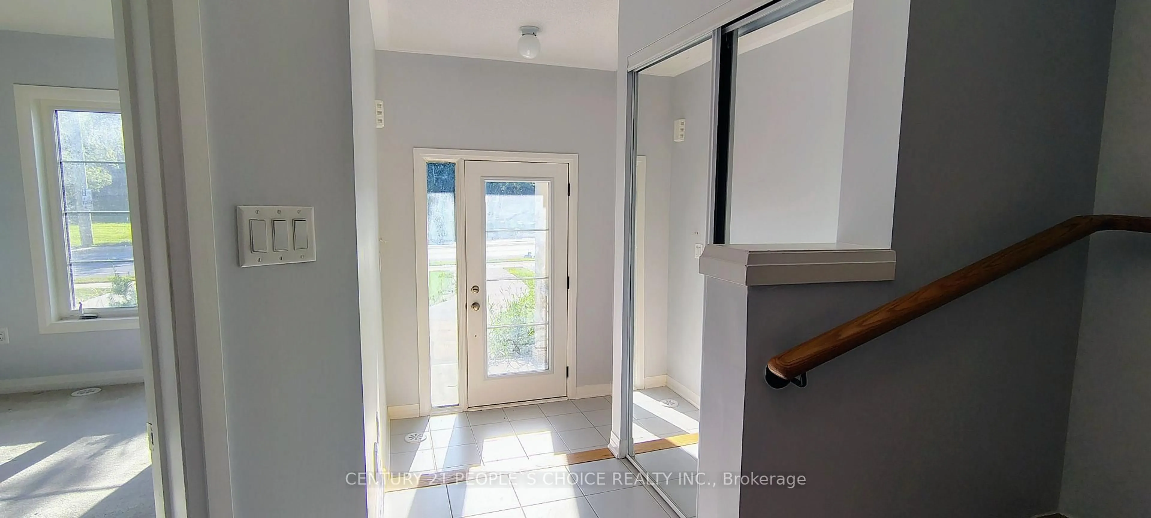 Indoor entryway for 1569 Green Rd, Clarington Ontario L1C 7E5