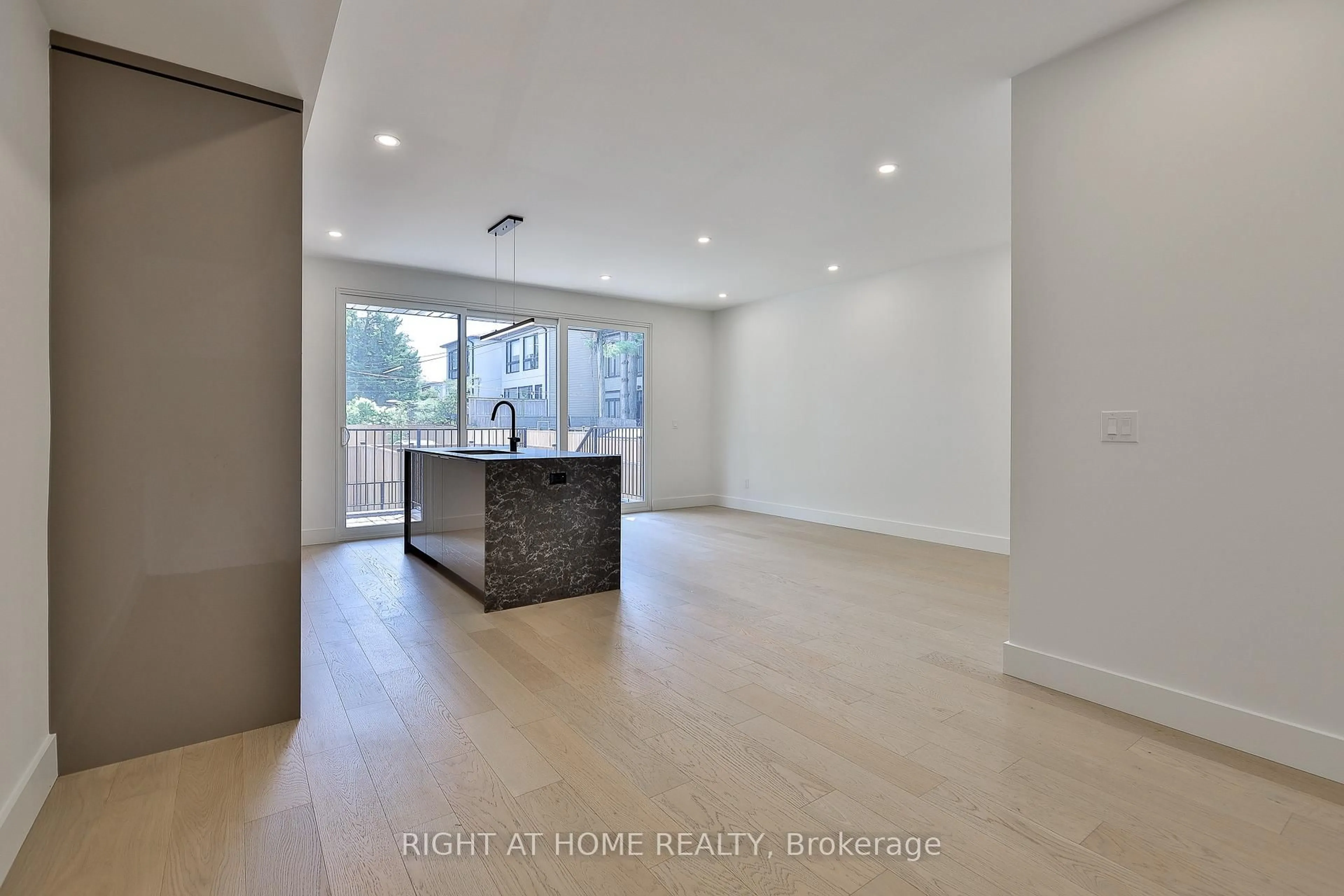 Unknown for 2343 Gerrard St #Ground Floor, Toronto Ontario M4E 2E6