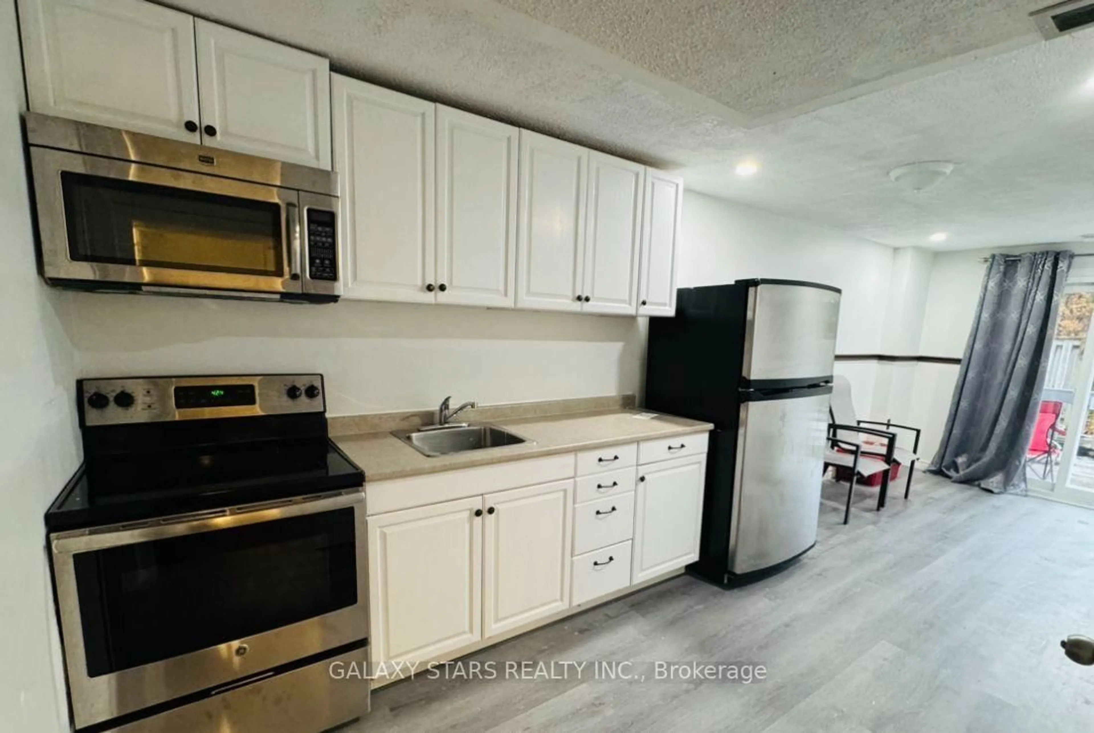 Standard kitchen, unknown for 1995 Pine Grove Ave #26, Pickering Ontario L1V 6W4