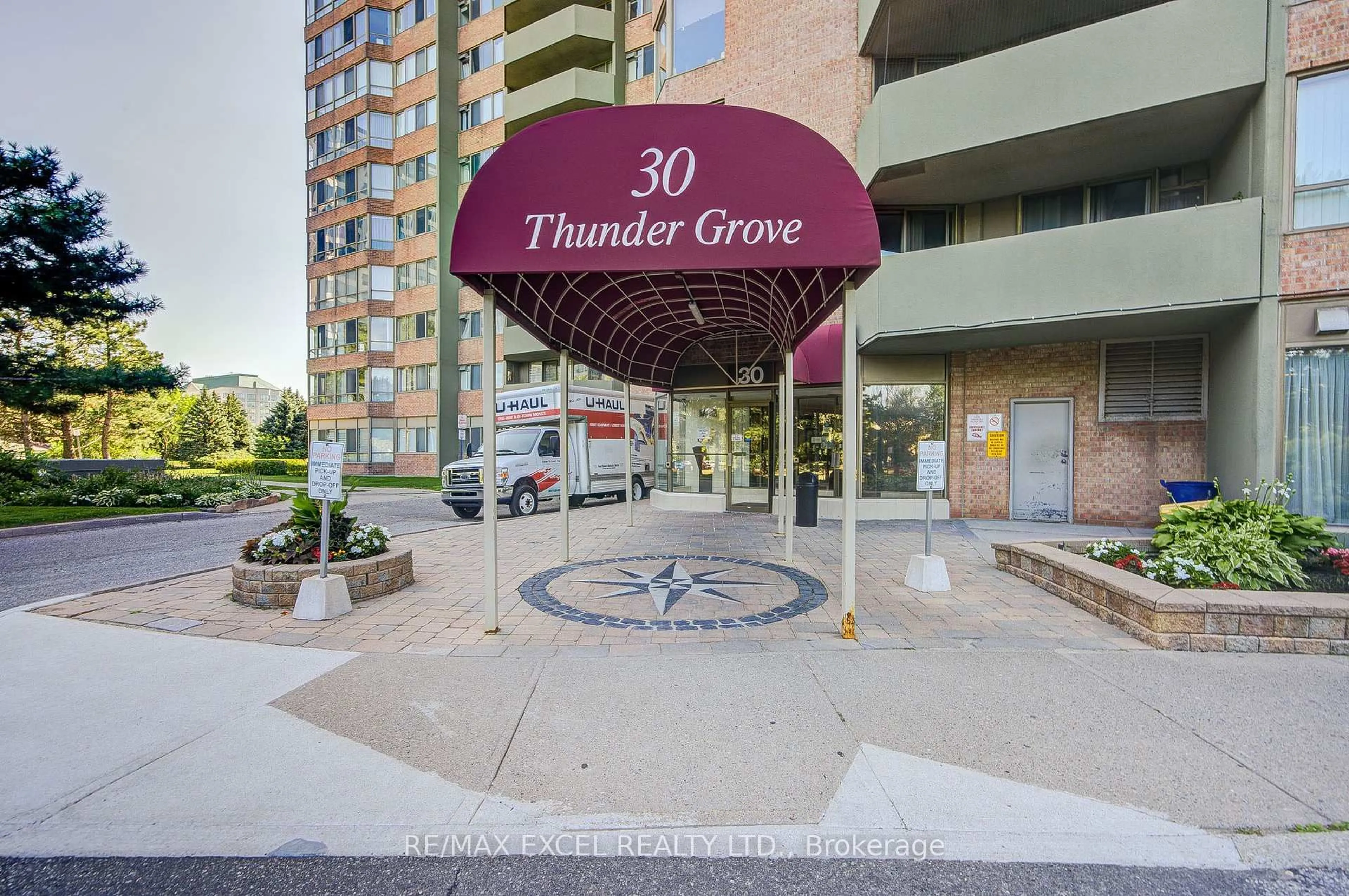 Indoor foyer for 30 Thunder Grve #906, Toronto Ontario M1V 4A3