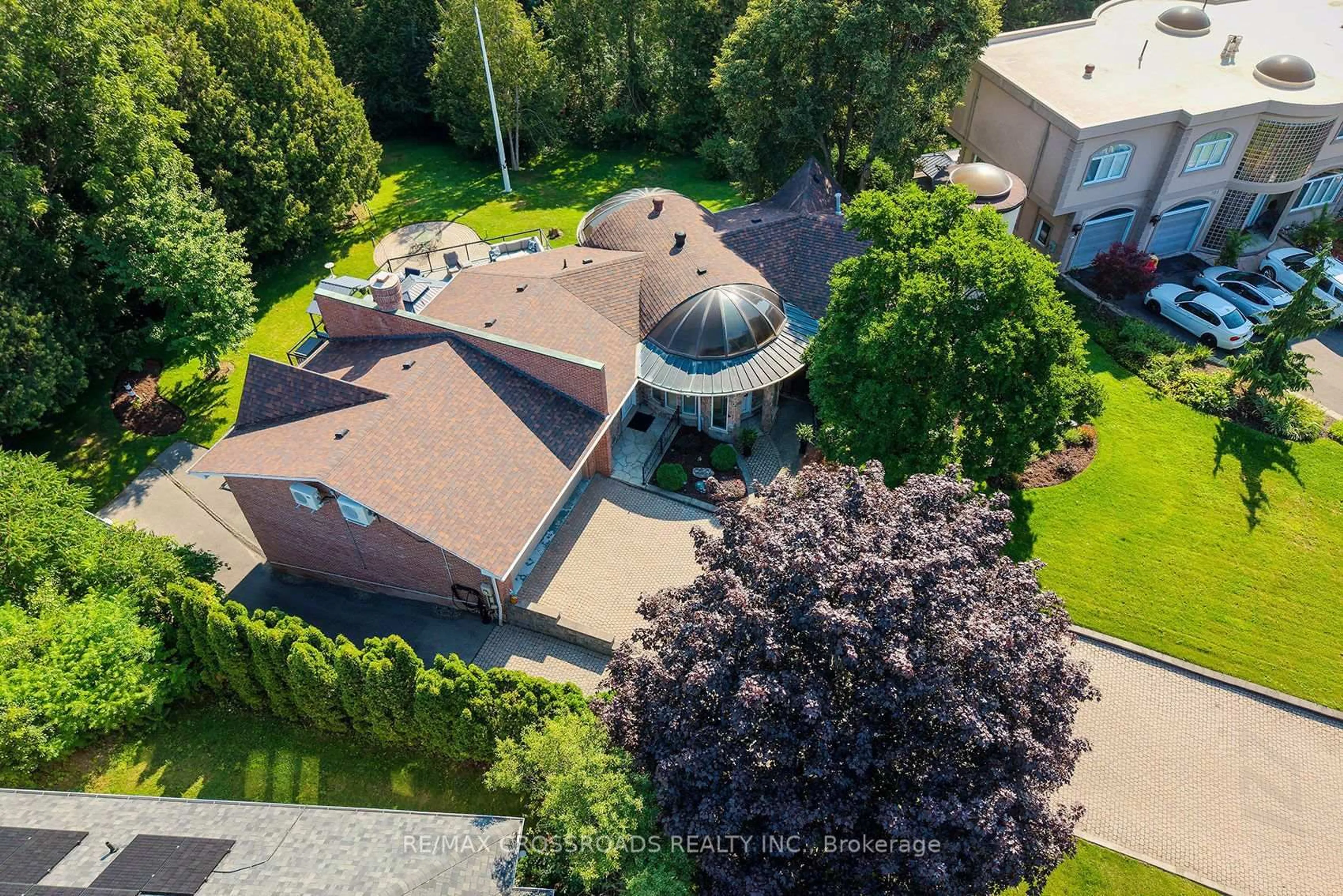 A pic from outside/outdoor area/front of a property/back of a property/a pic from drone, street for 127 Taylorwood Crt, Oshawa Ontario L1G 7V7