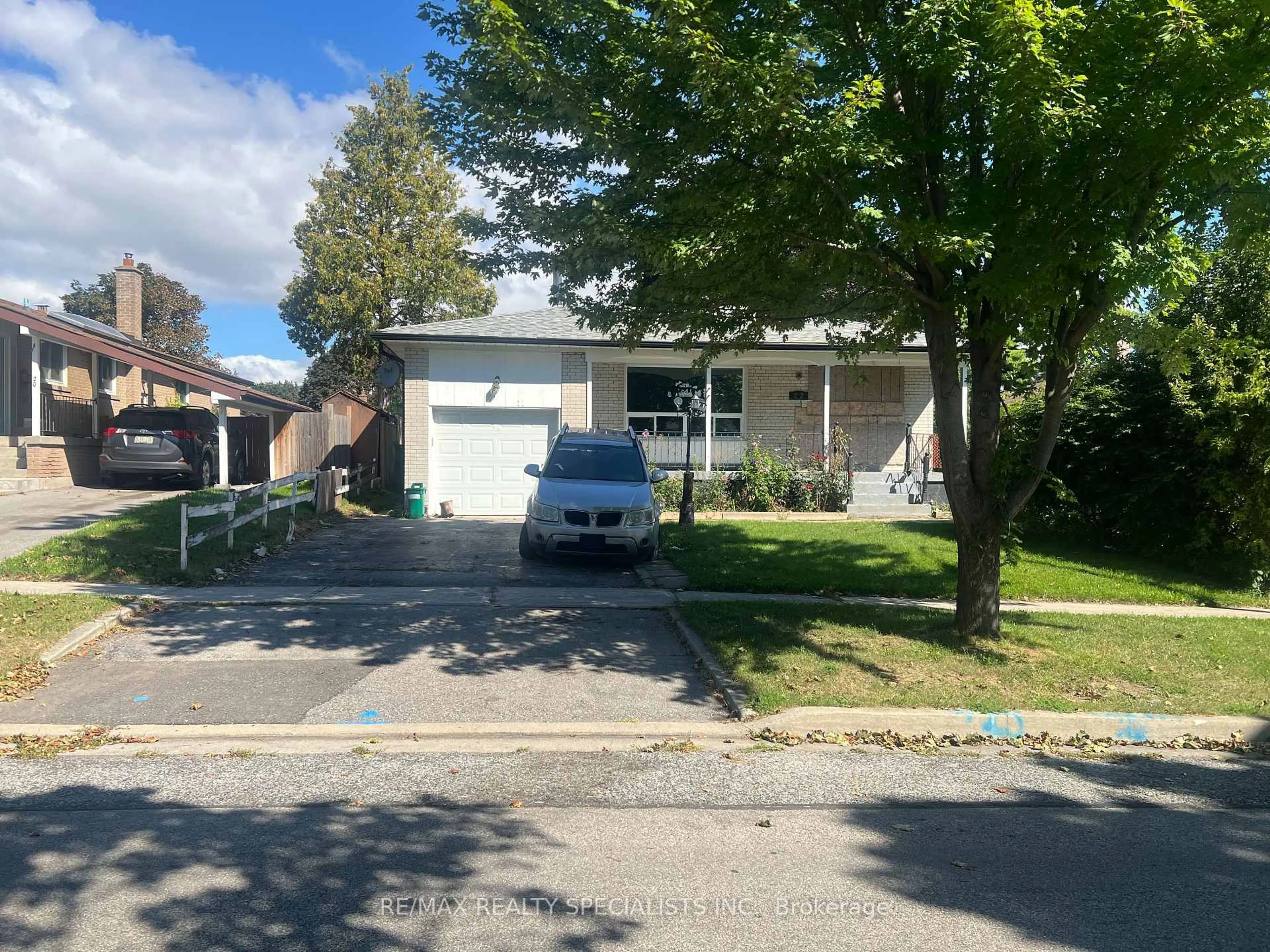 A pic from outside/outdoor area/front of a property/back of a property/a pic from drone, street for 22 Griselda Cres, Toronto Ontario M1G 3P6