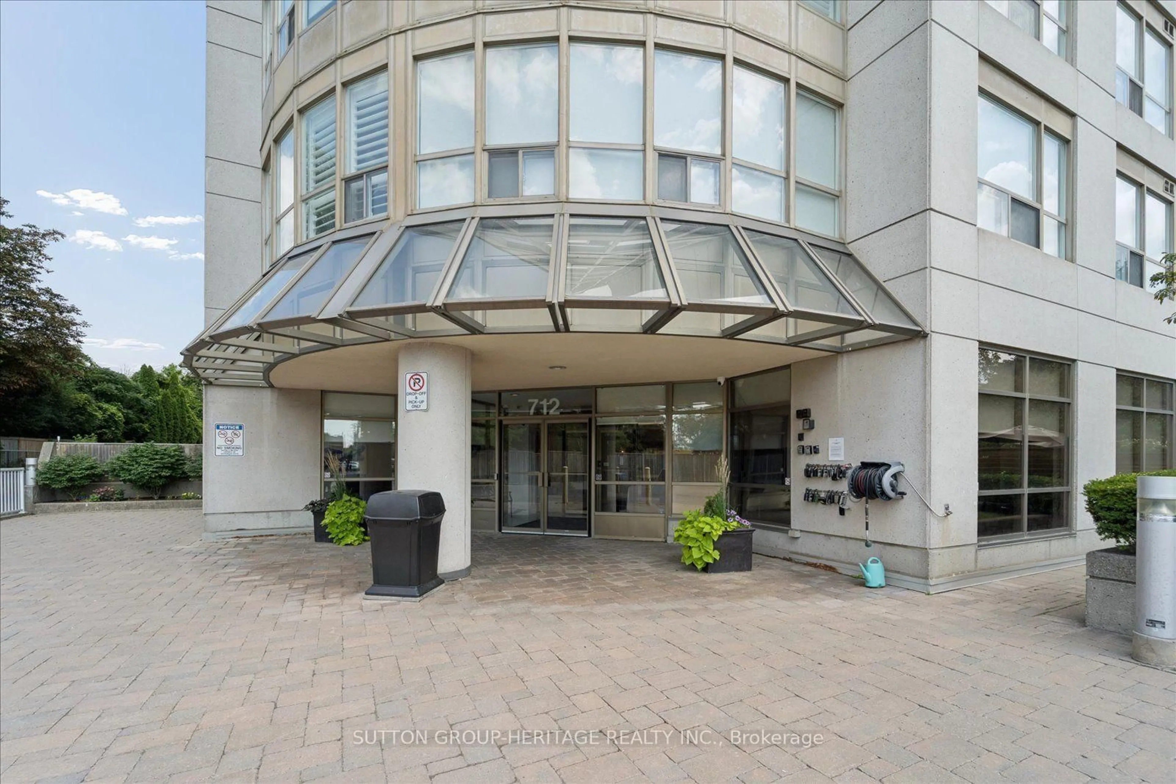 Indoor foyer for 712 Rossland Rd #615, Whitby Ontario L1N 9E8