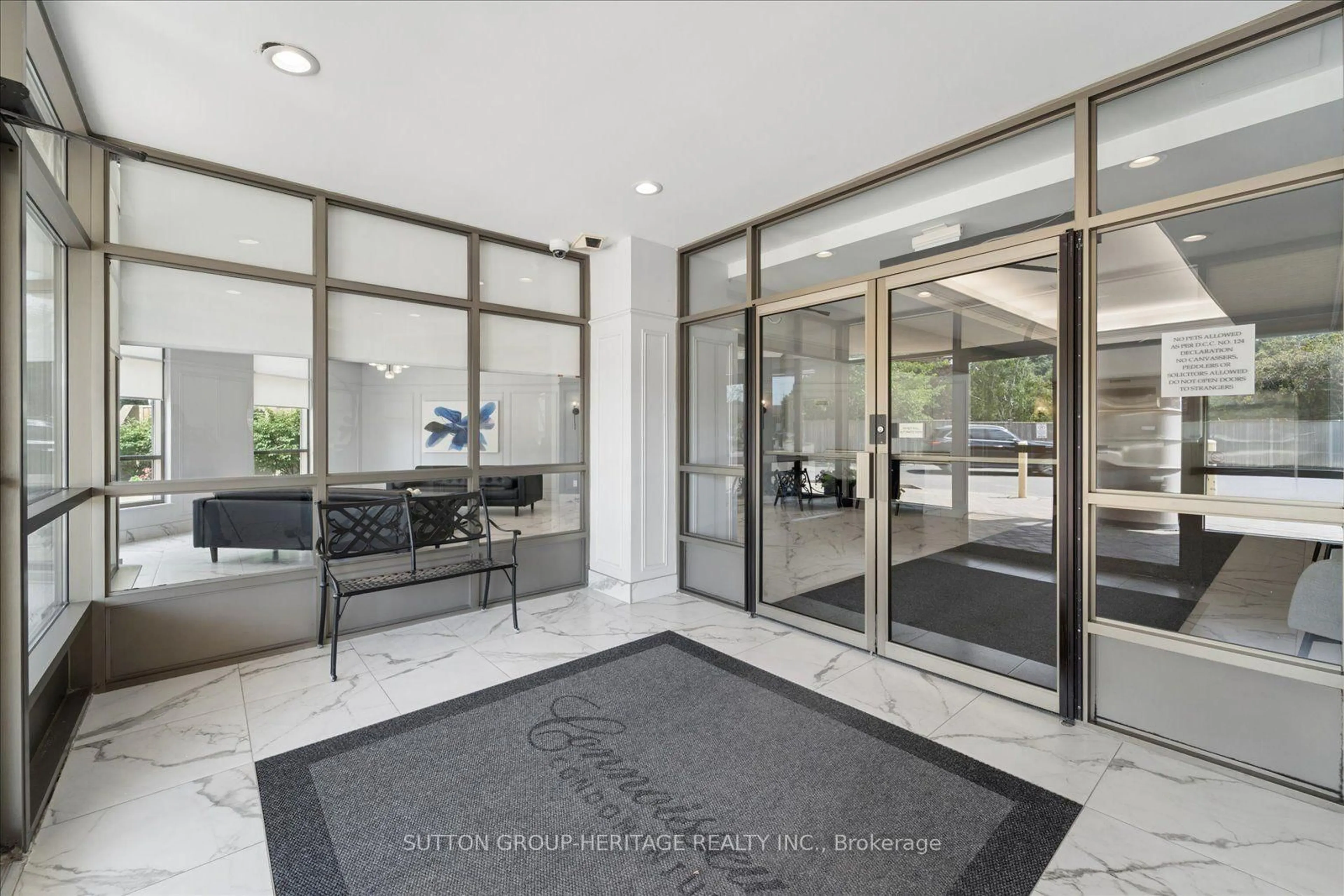 Indoor foyer for 712 Rossland Rd #615, Whitby Ontario L1N 9E8