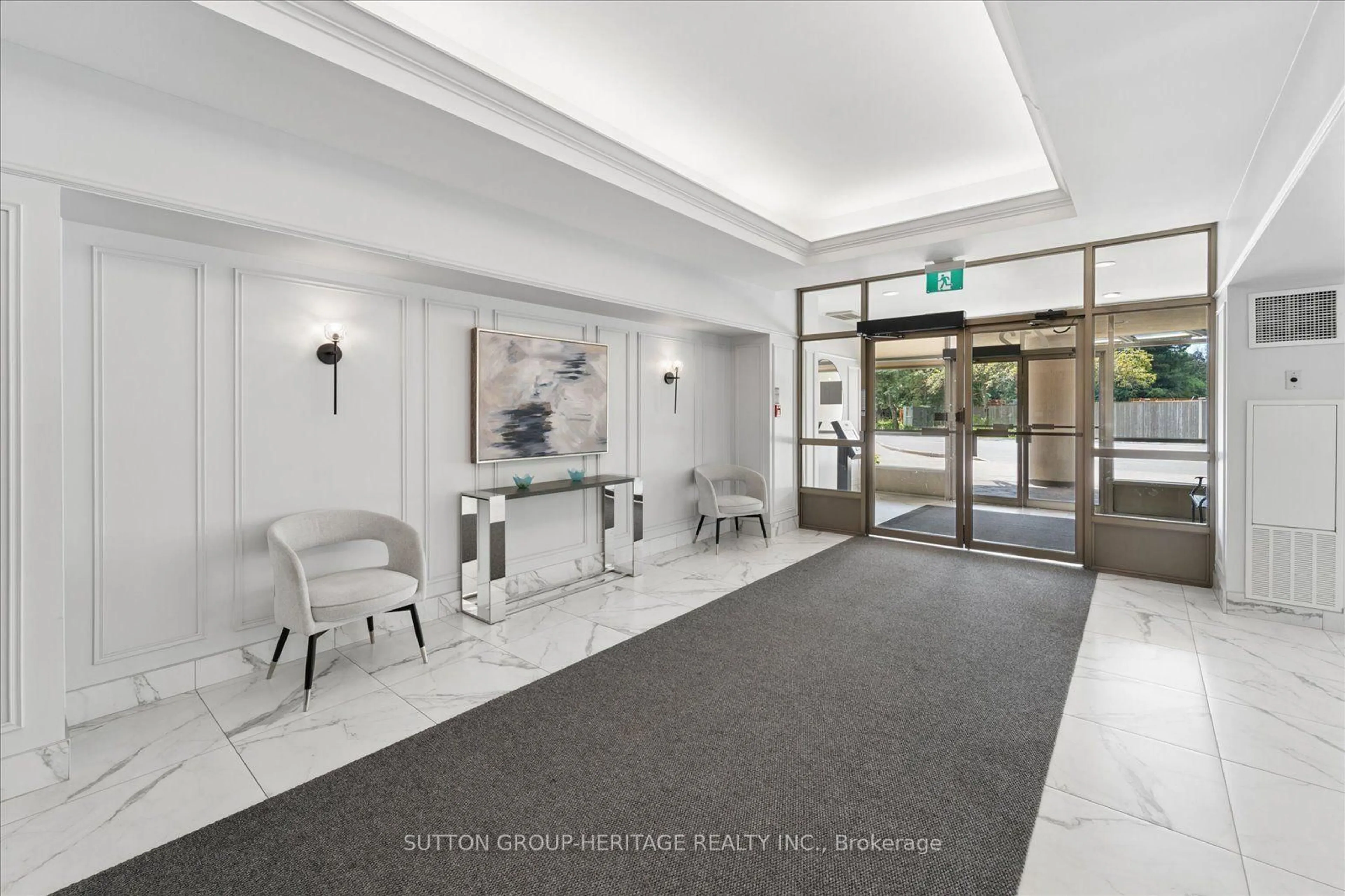 Indoor foyer for 712 Rossland Rd #615, Whitby Ontario L1N 9E8