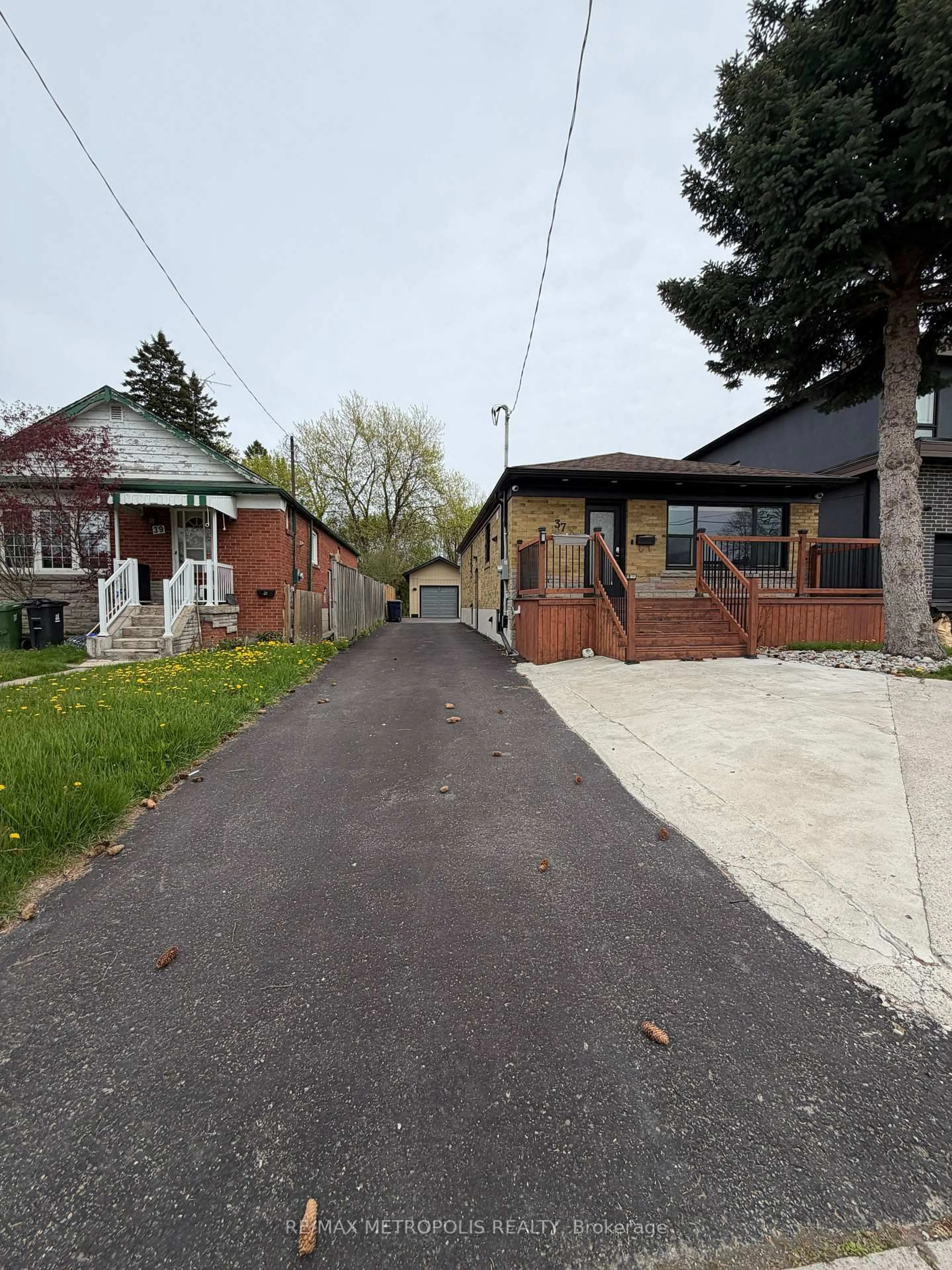 A pic from outside/outdoor area/front of a property/back of a property/a pic from drone, street for 37 Lynvalley Cres, Toronto Ontario M1R 2V1