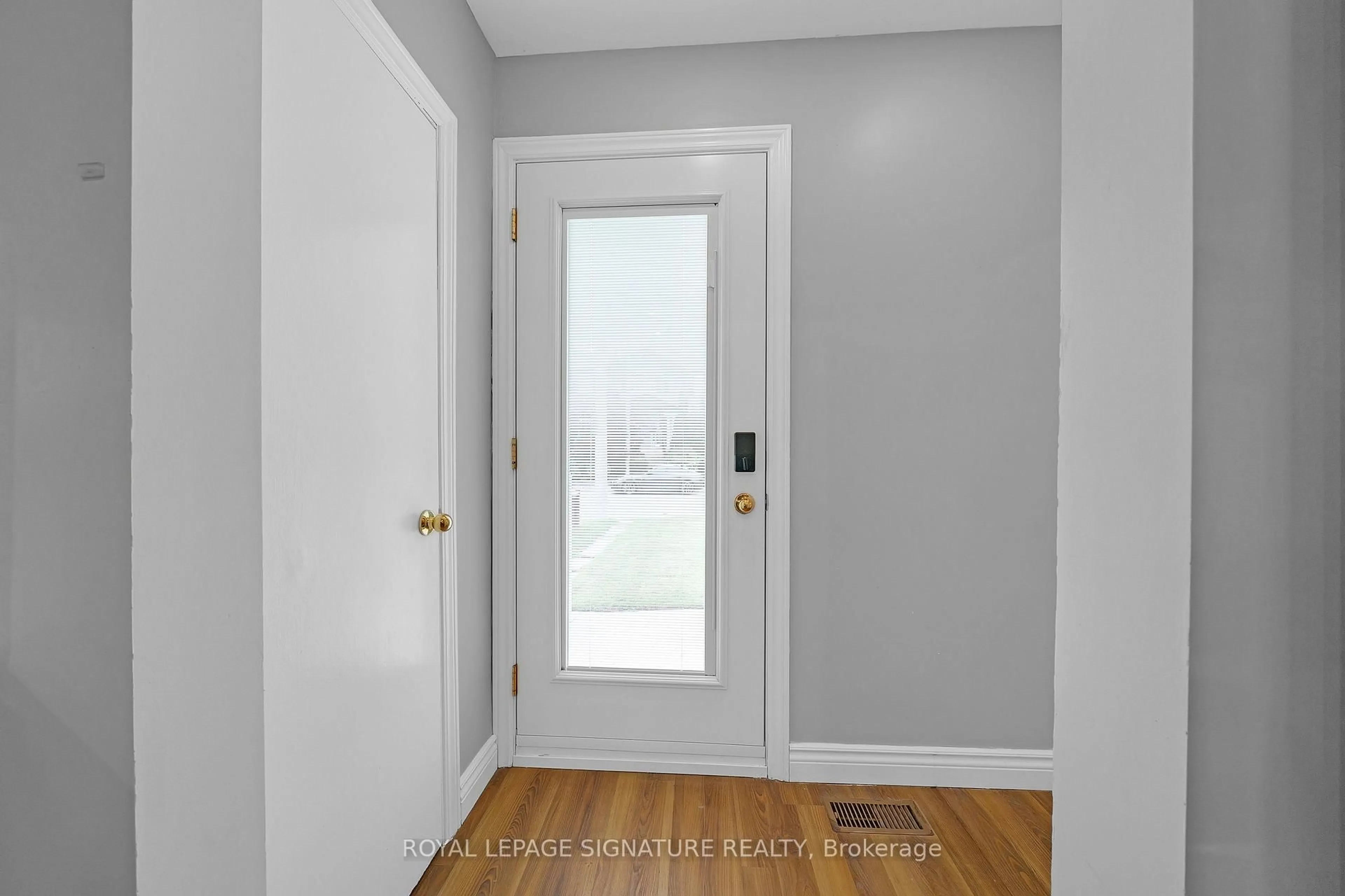 Indoor entryway for 118 Rexleigh Dr, Toronto Ontario M4B 2N3