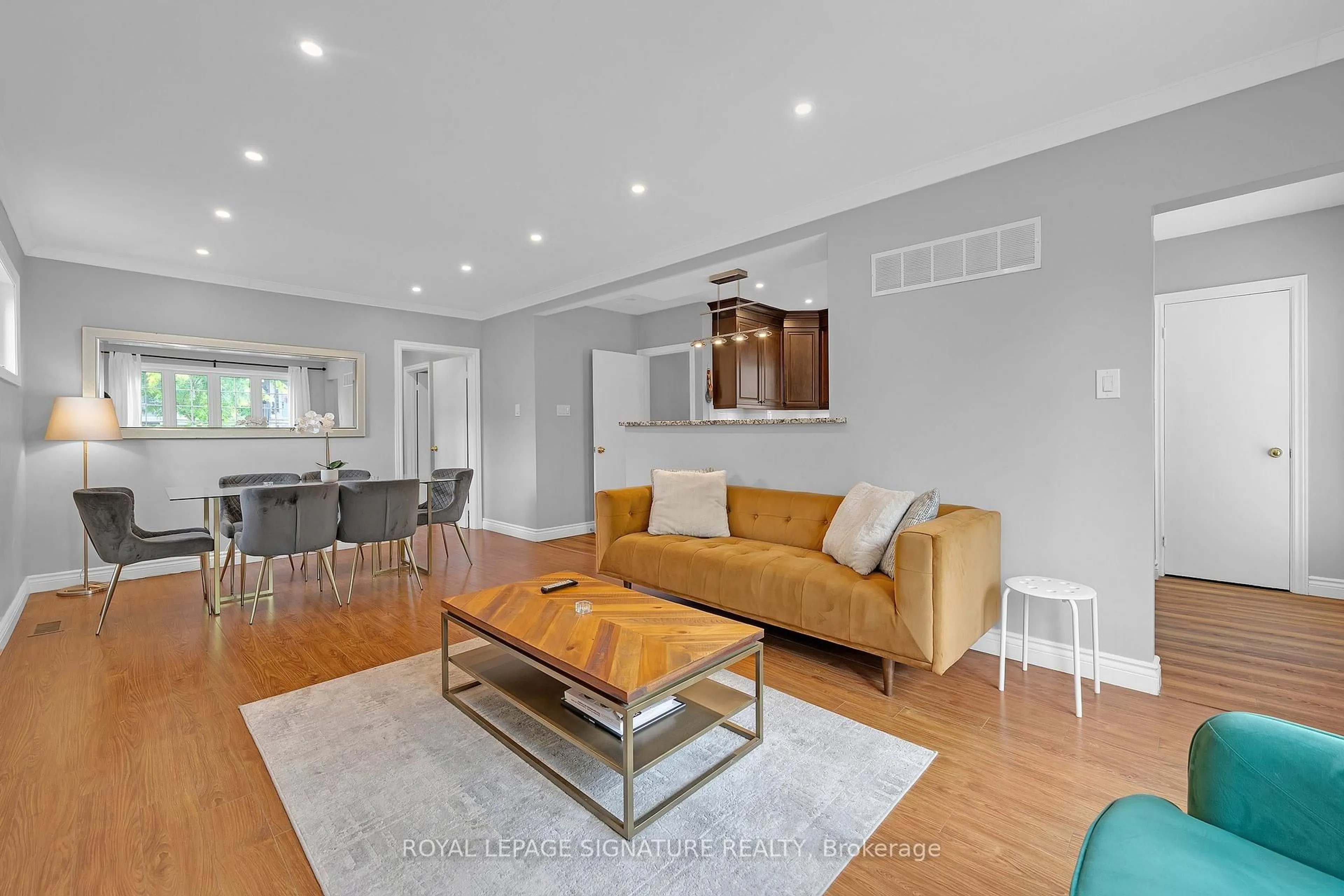 Living room with furniture, unknown for 118 Rexleigh Dr, Toronto Ontario M4B 2N3