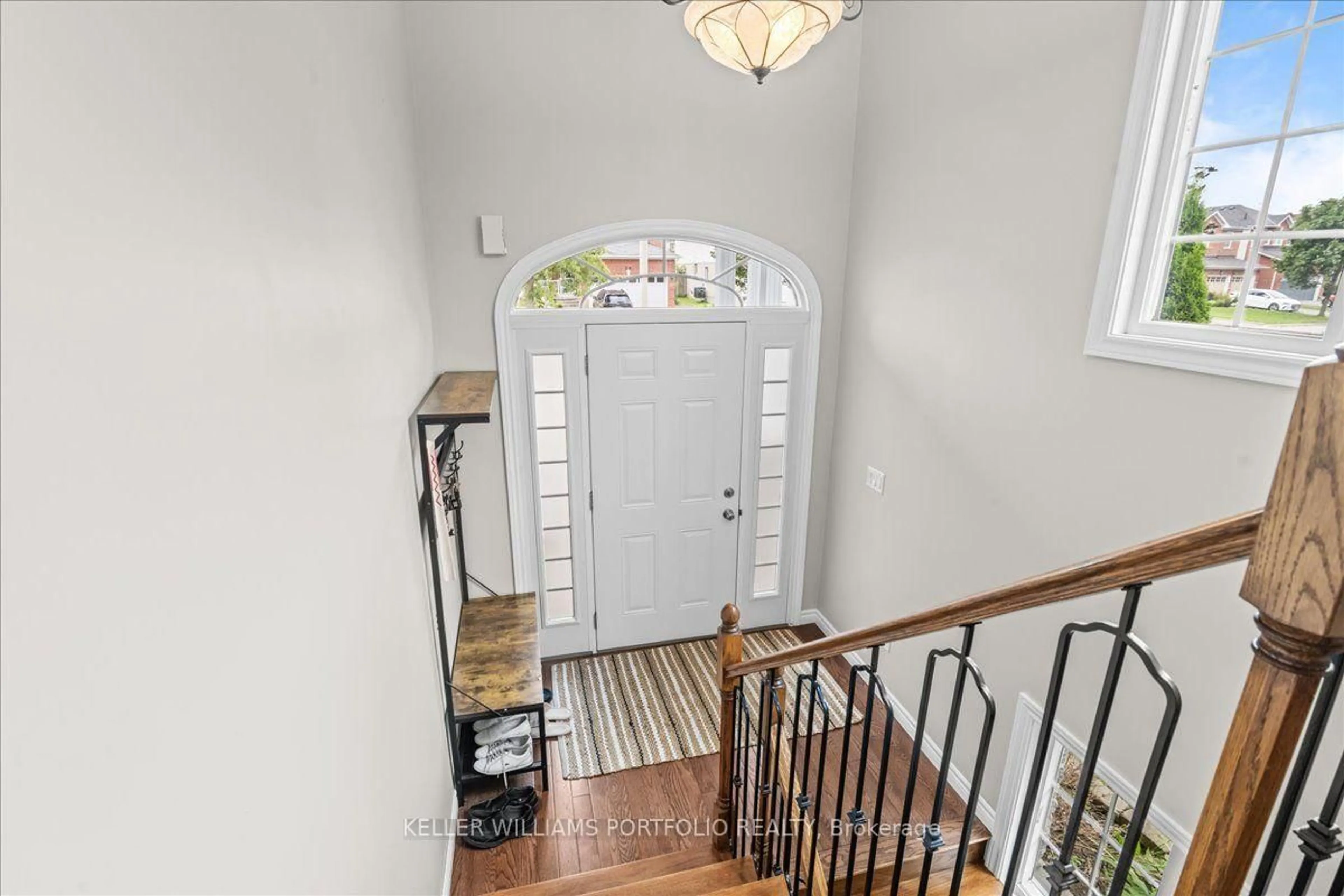 Indoor entryway for 51 Squire Fletcher Dr, Clarington Ontario L1C 5H8