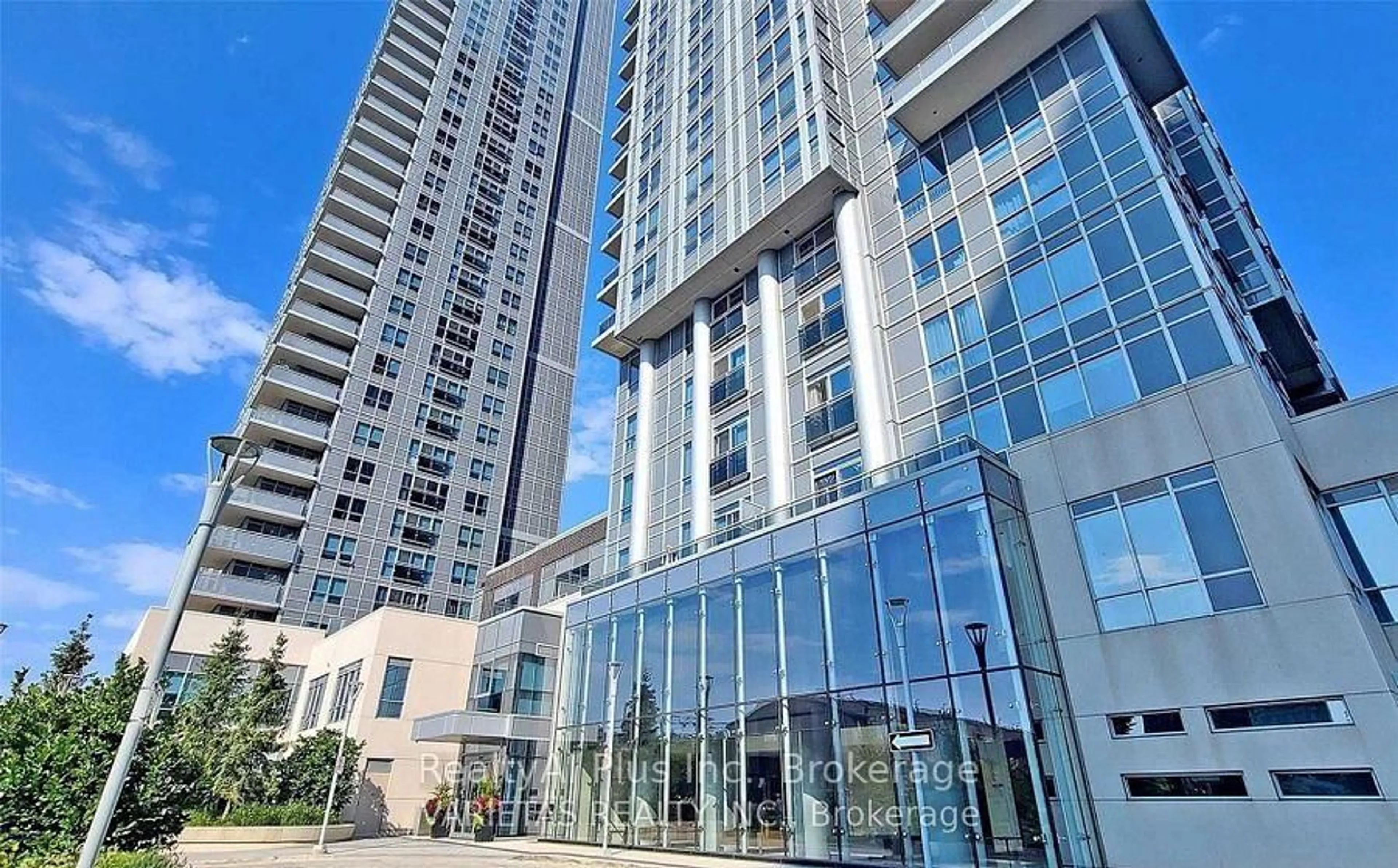 Indoor foyer for 721 Village Green Sq #721, Toronto Ontario M1S 0L8