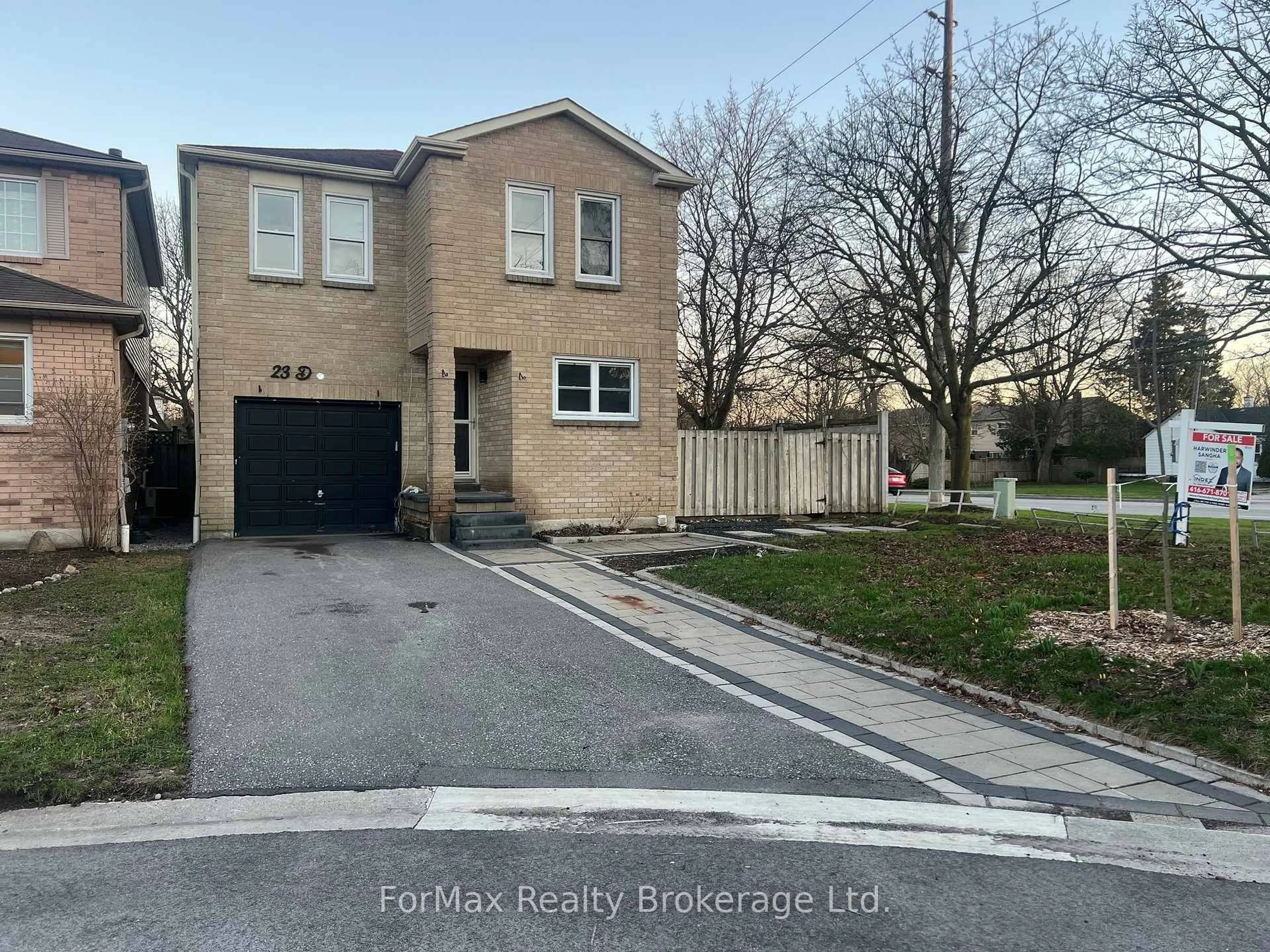 A pic from outside/outdoor area/front of a property/back of a property/a pic from drone, street for 23 Drew Crt, Whitby Ontario L1N 8X6