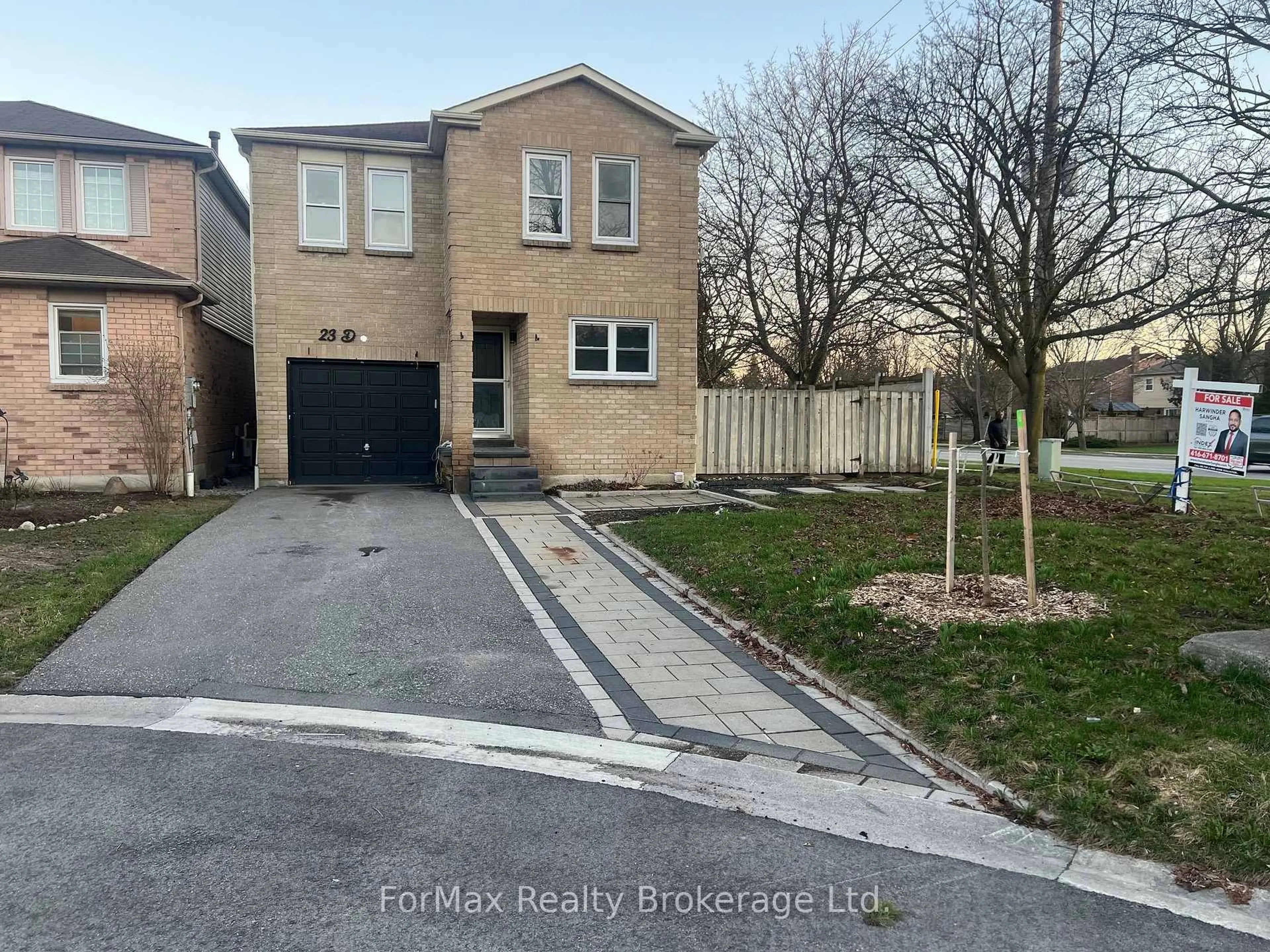 A pic from outside/outdoor area/front of a property/back of a property/a pic from drone, street for 23 Drew Crt, Whitby Ontario L1N 8X6