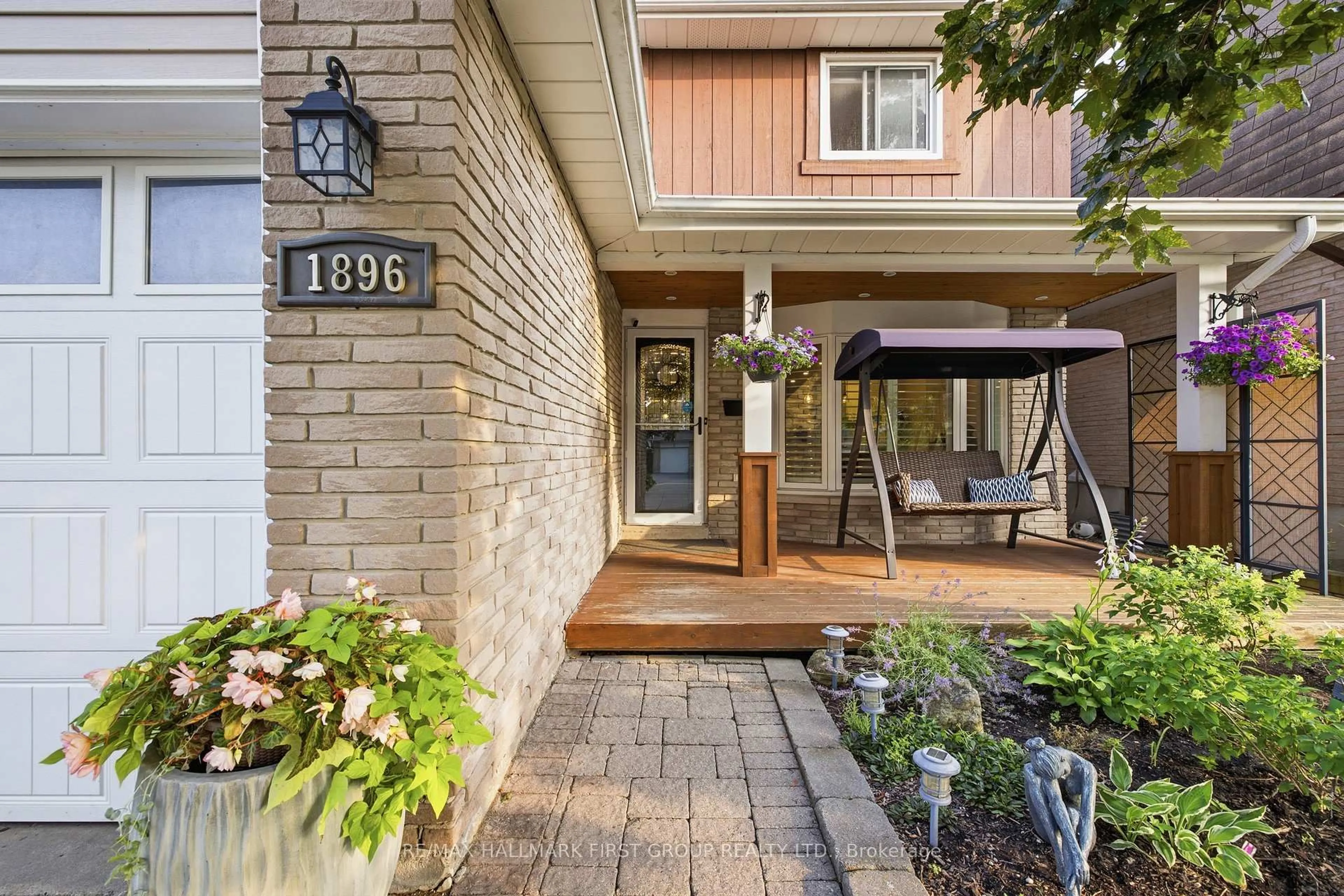 Indoor entryway for 1896 New St, Pickering Ontario L1V 3J7