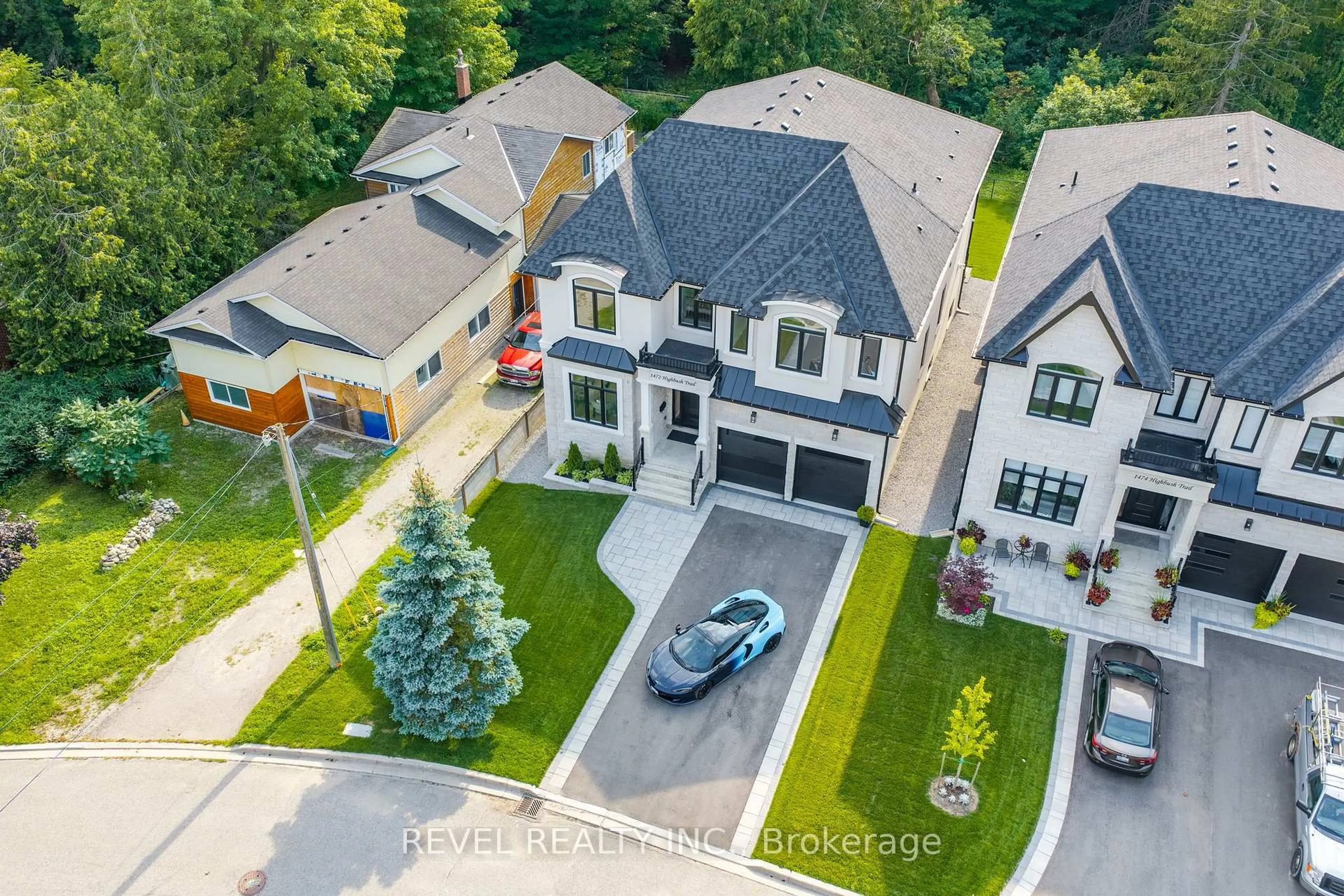 A pic from outside/outdoor area/front of a property/back of a property/a pic from drone, street for 1472 Highbush Tr, Pickering Ontario L1V 1N5